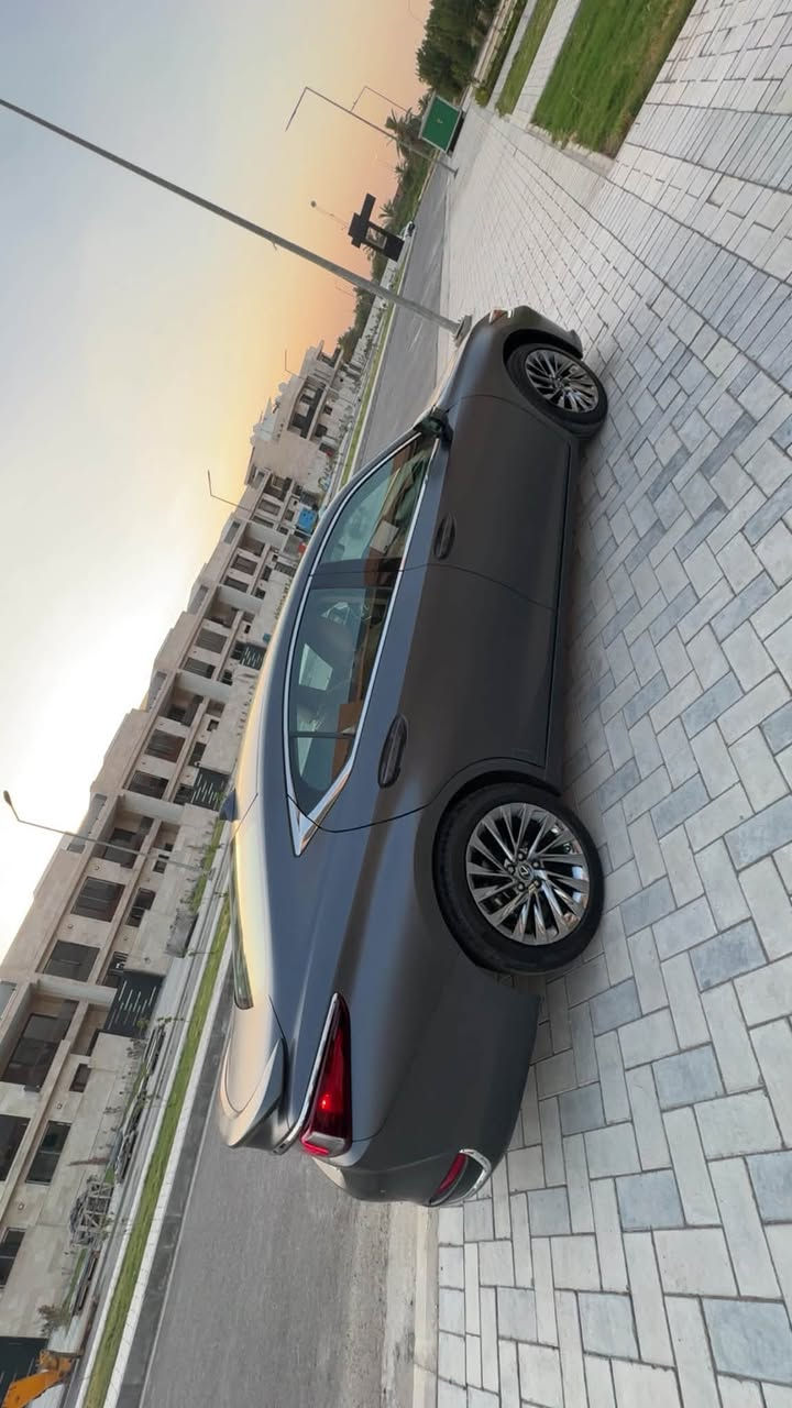 السلام عليكم للبيع  التحفه اليابانيه 🤍
Lexus ES 300 h 2024 هايبرد الترا لكجري

رقم بغداد ب اسمي تحويل ثاني يوم

السيارة فول مواصفات ١/١ 

ماشية 11 الف كيلو قابل للزياده

سياره اخت الكلين صبغ حافة البنيد

 بدون ايرباك السيارة ✅

‏الترا لكجري 

السيارة مغلفة ppf مات 

كامرات 360 درجة

حساسات امامي و خلفي 

رادارات امامي و وجانبي  وخلفي

نقاط عمياء 

تحديد مسار 

مثبت سرعة تفاعلي شفتات ستيرن

تدفئة تبريد كشنات مع خرن ميموري 

تدفئة ستيرن 

فتحة سقف 

نظام صوتي + دمام خلفي 

شاشة جبيرة نظام كار بلي وايرليس واندرويد اوتو

شحن لاسلكي  

مري شفط وكهرباء وتعتيم تلقائي للمرايات والمرايه الوسطيه

ستيرن جلد

وبيها بعد هواي مواصفات معروفة 

السيارة جاهزة بدون نقص  

مكان السيارة بغداد العامرية

الرقم ***********

نص مكتوب في الصور:
- تعديل