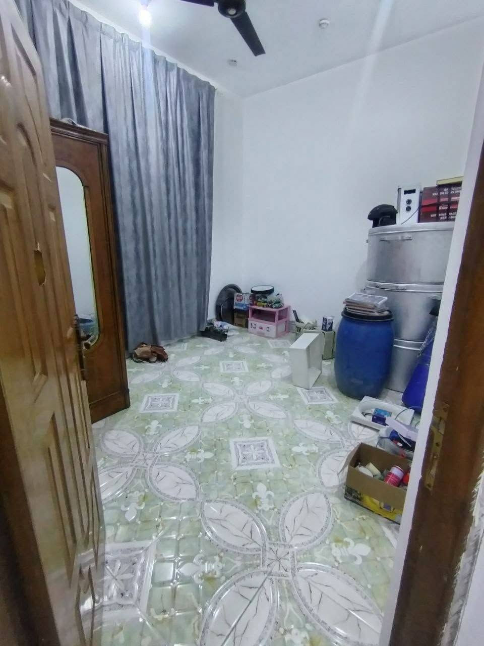 بيت للبيع مساحه ١٠٠ متر مربع متكون من الطابق الأول استقبال وغرفه منام وصاله ومطبخ وصحيات  داخليه وخارجيه الطابق الثاني متكون من ثلاثه غرف منام وصاله وصحيات مع الصطح مغلف ومطبك شتايكر مكان البيت زين القوس جهه الخدمات تبليط ومجاري للمعلومات أكثر الاتصال على *********** و ***********
