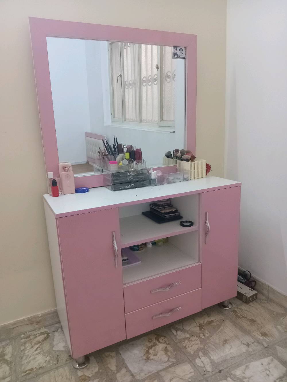 غرفة نوم بناتي • بغداد