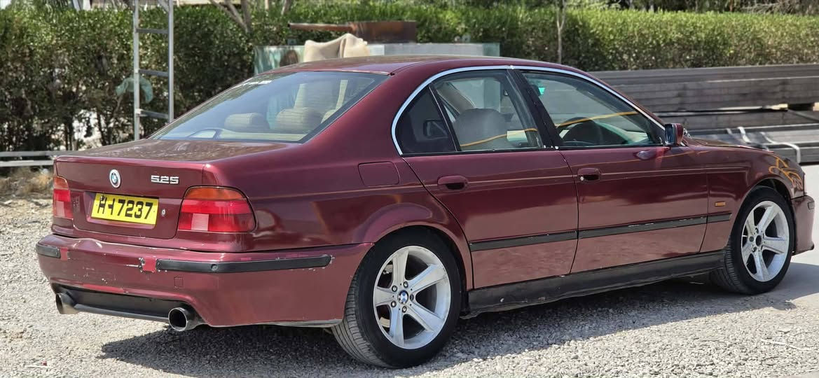 bmw 2002 
سه قه ر 
٦پستۆن مه کینه ی 530ده بڵ دیجیتاڵ 
سه یاره که ئه و روپیه 
سوکانی عه کسه ناوی زه رده 
ویلی هامانی پیشو دوای کراوه له ئیم 
سه یاره که له که لاره ئاڵوگۆریشه که م به شتیک به دڵم بیت 
***********
