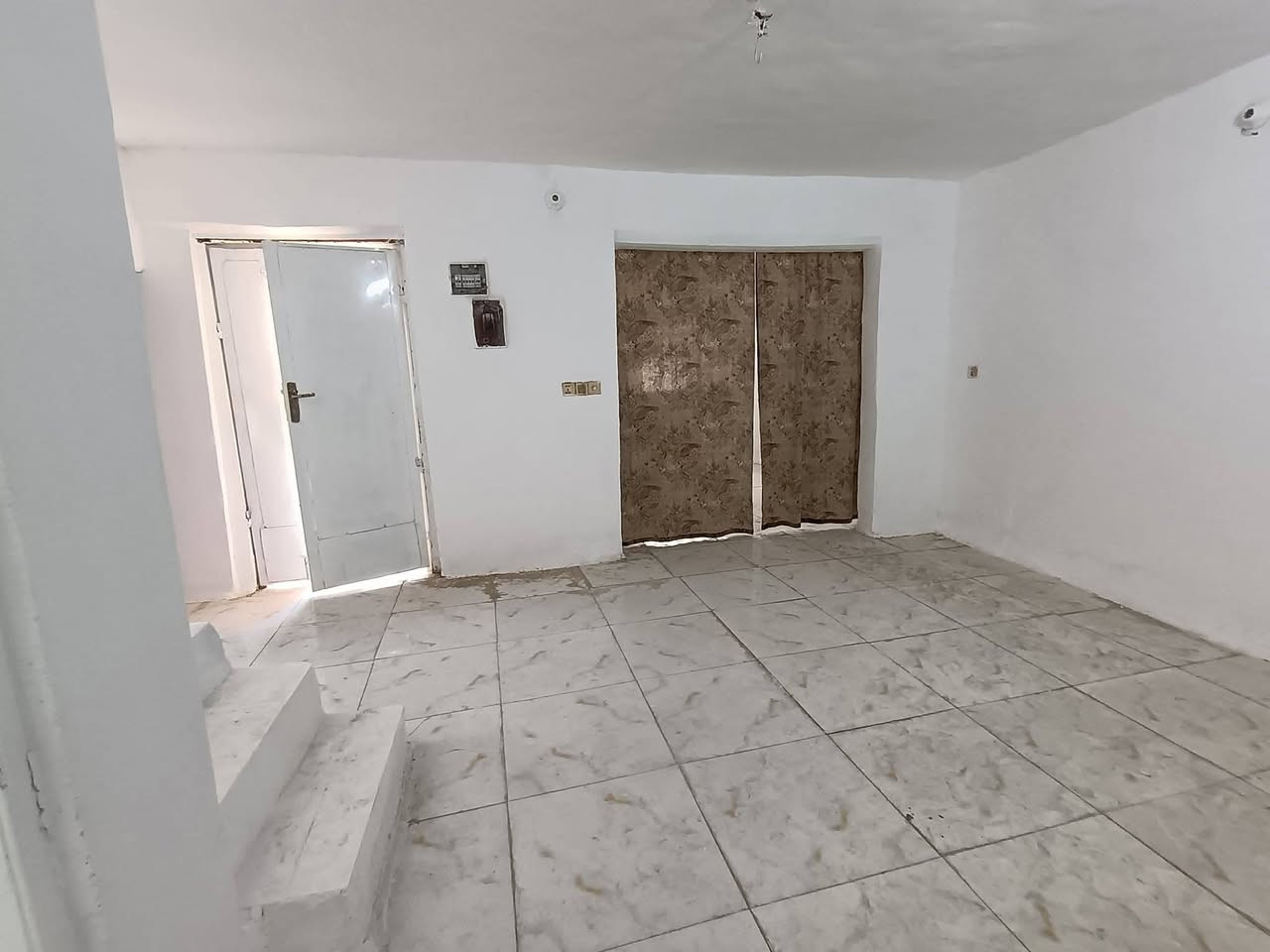 بيت للبيع خلف ملعب القديم طابو زراعي سند 25 مساحته 100مربع غرفتين وصاله وبراني ومطبخ وصحيات 
 السعر 40مع مجال  

تفاصيل اكثر إتصال ع رقم او خاص ***********
