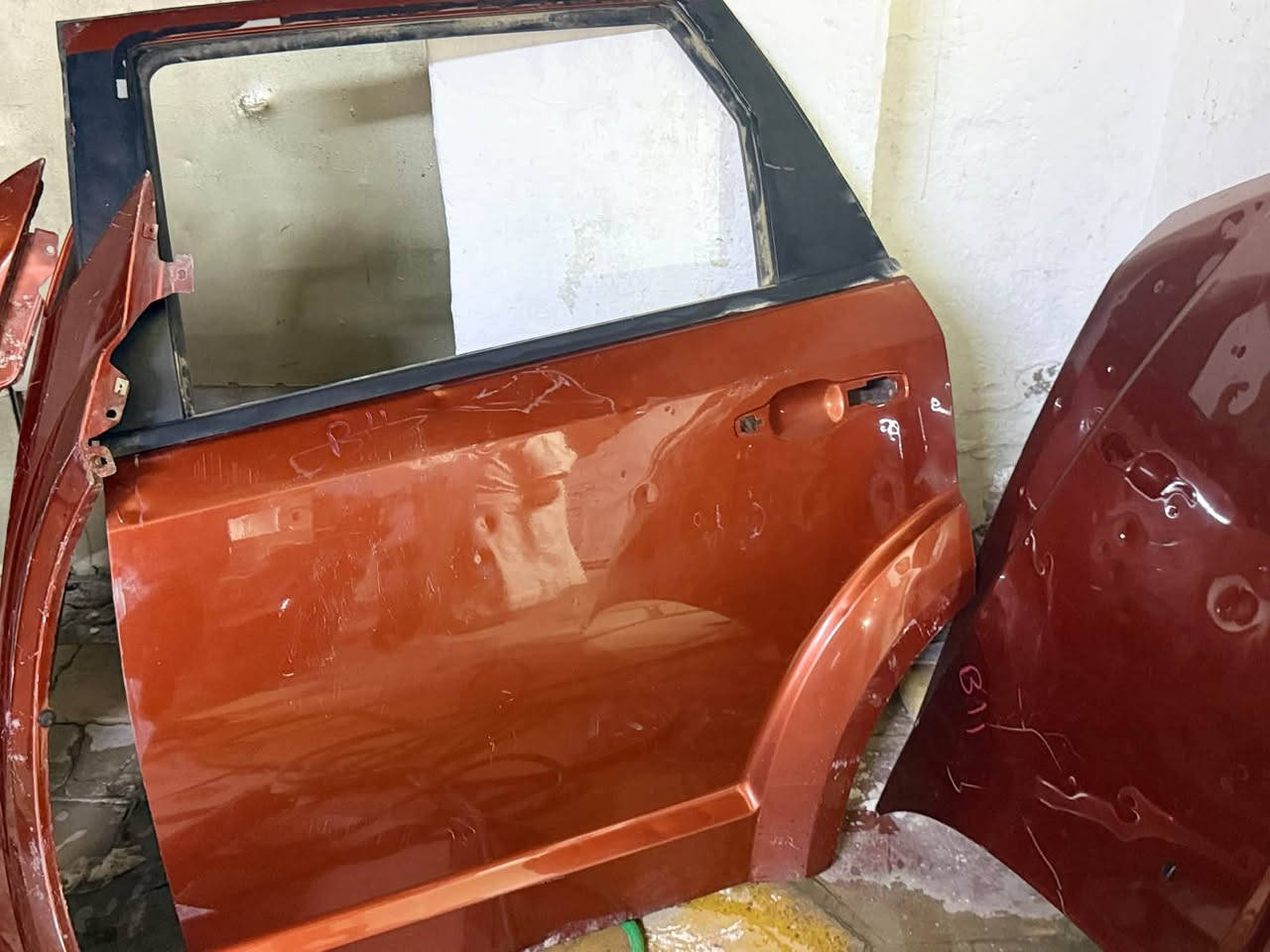 السلام عليكم 
غراض جورني مامشدودات بالعراق
لون مشمشي 
بيبان نضيفات كلش بدون بطاين  
جنطه نضيفه كلش 
البنيد شوفت عينك محولب 
يدا مال باب بيهن نقص بس مال السايق   
(البيع.جمله. مفرد) 
ذي قار مركز (الصالحيه) 
للاستفسار :***********
