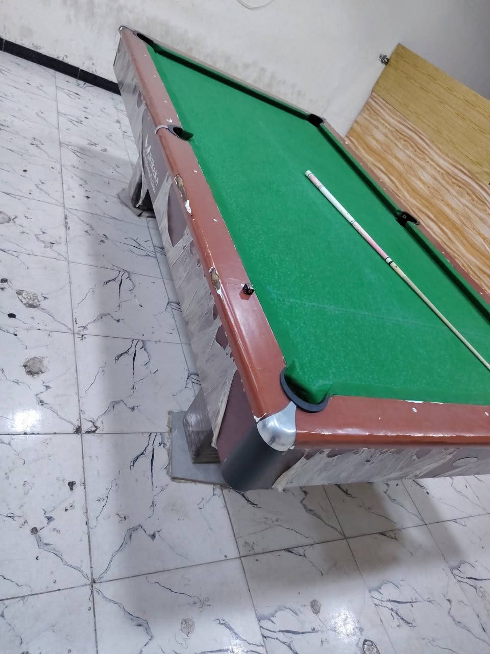 سلام عليكم غراض كوفي للبيع 
ستخدام شهر واحد 
ميز بليارد عدد 2
ويركه سعر 1250 وبيهن مجال 
ميز محاسب عدد 1 سعر 100 وبيه مجال 
كراسي سعر لواحد 9 وبيه مجال 
طبلات سعر لوحده 40 وبيهن مجال
***********/   ***********
