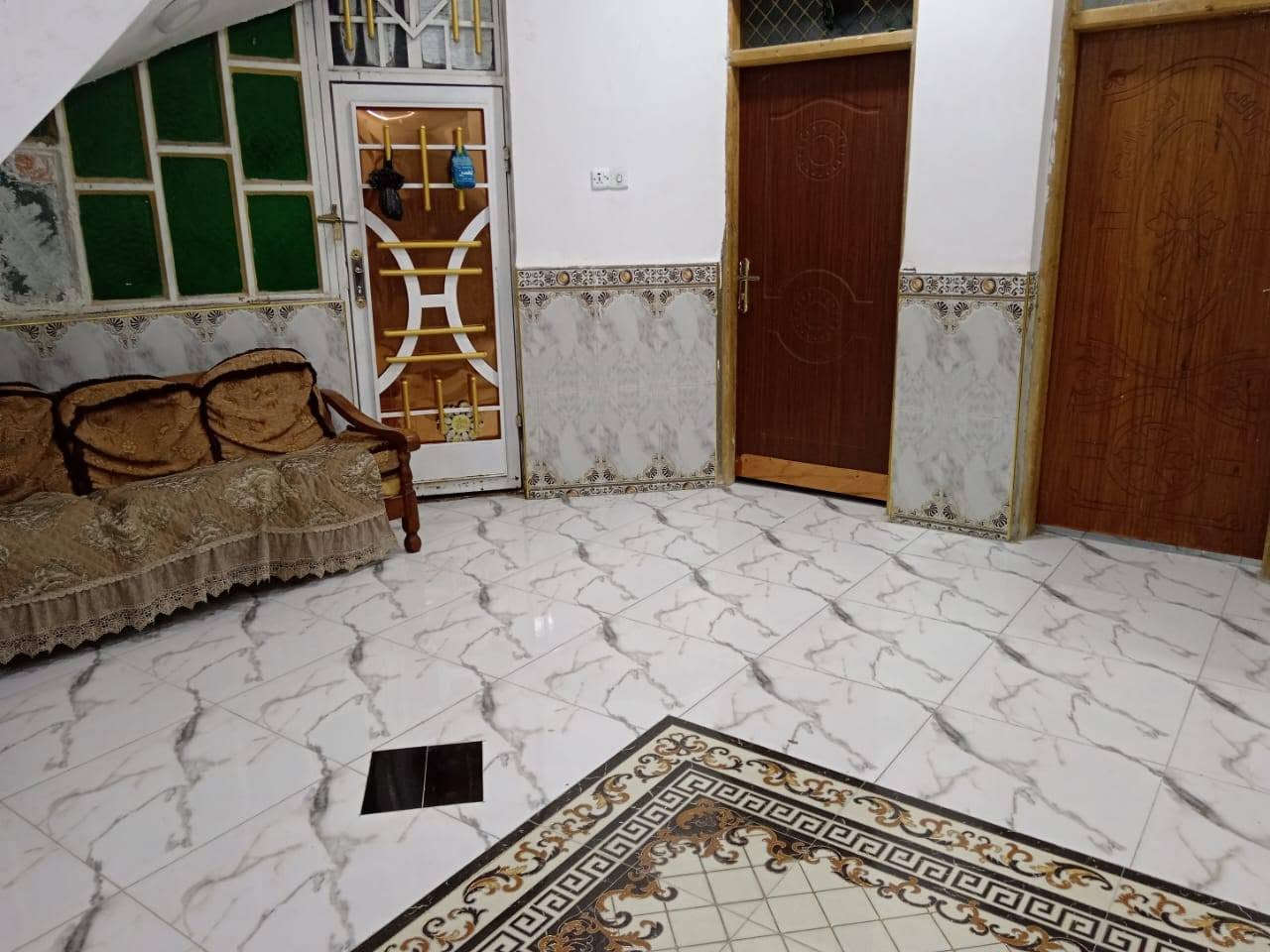 بيت  للبيع ويجار بحي السبل الأولى قرب محطه المجاري مساحته 220 بناء طابؤق سقف صب مسلح كونكريت يحتوي على غرفتين وصاله واستقبال وحمامات خارجيه وداخليه ماي مجاري وبي وصل تطويب

***********
