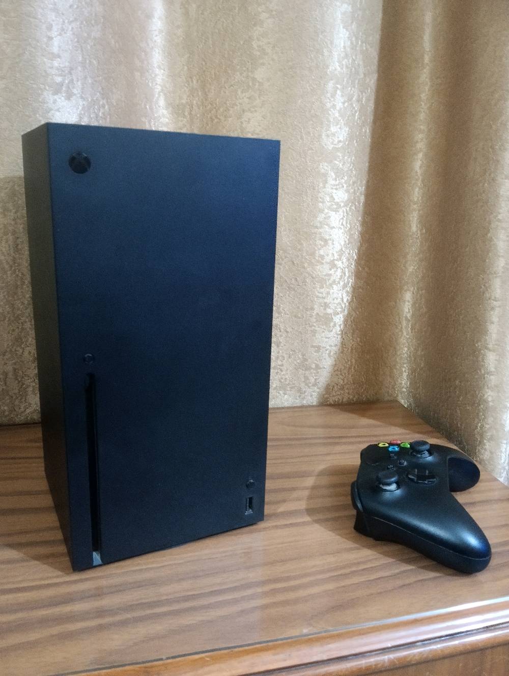 اكس بوكس سيريس اكس إصدار 21 
بي جوستك وحده و حساب الجهاز ما مفتوح و كل الملحقات موجودة 
سعر :700 الف قفل
وين موقعك بالضبط حتى نضيفه بالإعلان؟: 
بغداد / حي الخضراء 
الجهاز مفتوح أو مصلّح سابقاً لو شرطه مثل الجديد؟: 
لا 
الجوستك الواحد شنو حالته؟ بيه درفت/أزرار عالقة لو سليم؟: 
سليم تماما
توصل لكل المحافظات لو استلام فقط من نفس المنطقة؟: 
فقط بغداد
***********