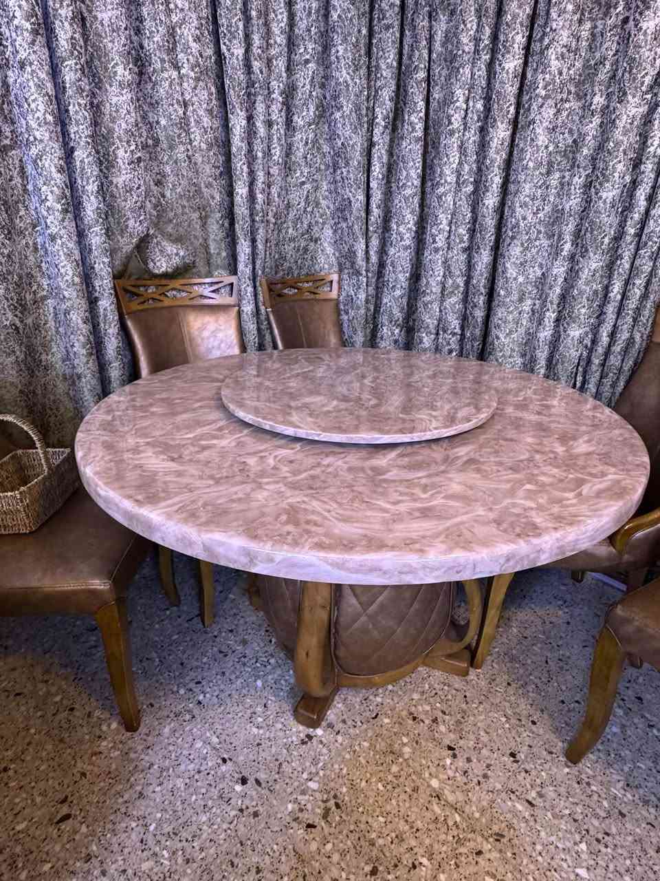 ميز طعام اشتريناه و ابد ما استخدمناه لان المكان مساحته كلش صغيره اشتريناه للديكور
و نستخدم ميز طعام ثاني 
اشتريناه بمليون و مية و الوصل مالته موجود 
ابيعه ب 800 و بي مجال يحتوي على قطعتين مرمر قطعه كبيره و (قطعه صغيره متحركه تفتر)
مكاني بغداد الصالحيه
***********

