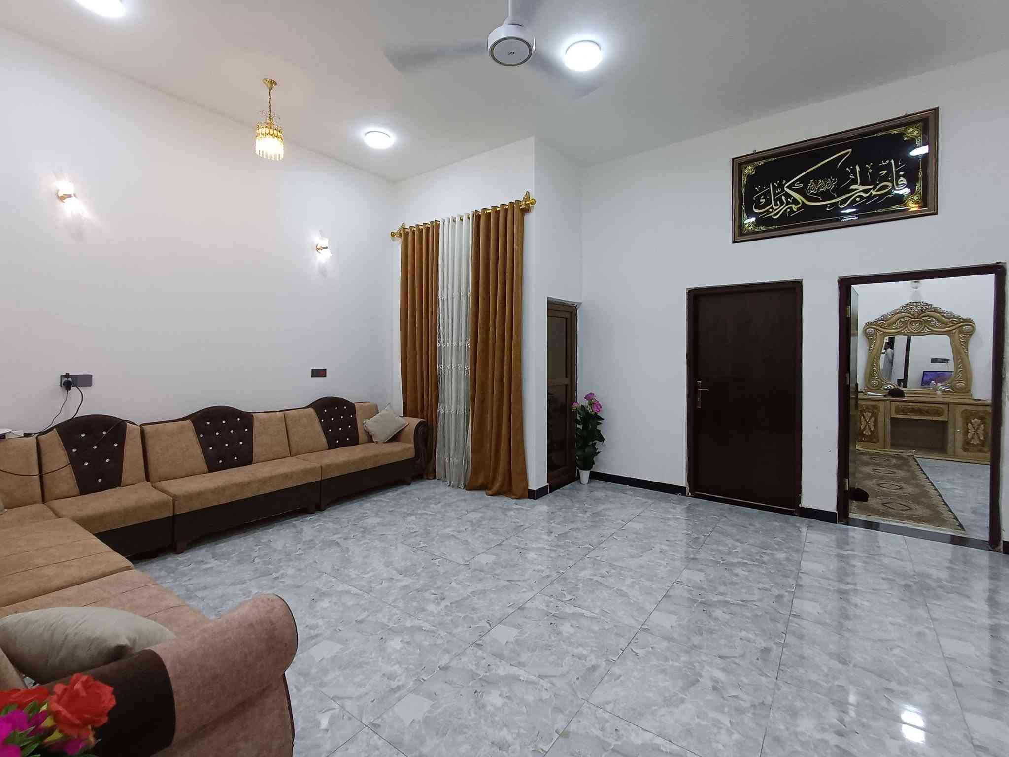 بيت   200 م للبيع
في الجزيرة   _ باب الهوى_ قرب مدرسة الجزيرة الرابعة

التفاصيل : 2 غرفة ومطبخ + استقبال وصالة وصحيات  البناء حديث شخصي
السعر =  70 مليون

عنوان المكتب : اليوبه مقابل جامع الهادي :
***********
