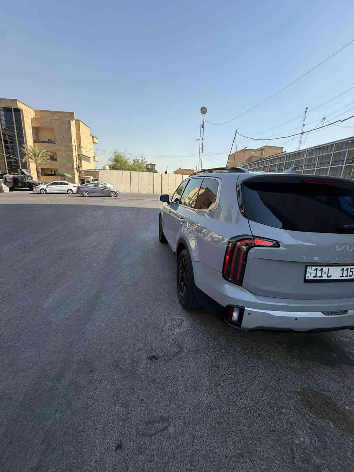 كيا تيلورايد SX أعلى فئة برستيج اكس برو  (sx xpro prestige ) فول مواصفات.
موديل 2023.
رقم بغداد مميز رباعي (السعر شامل اللوحة).
لون السيارة مميز : إسمنتي 
سيارة كل نقص مابيهة ولا بيها ملاحظة جاهزة البدي نظيف من ناحية الخدوش والرصعات.

السياره حادثة نص قبق جنطة فقط كما موضح بالصور  بدون ايرباك والباقي كفالةً عامة. صور الحادث موجوده بالاخير.

المواصفات:-
1-أنظمة قيادة.
2- محرك 6 سلندر 3800 
3-  ويل كب حجم 18 اطار نقشة خشنة  
4- كامرات 5 محيطية مراية داخلية كامرة 
5-سقف اسود شامو كنتارا 
6-بصمة ابواب امامية  وبصمة تشغيل وتشغيل عن بعد
7-لايتات زينون عالي ناصي عدستين 
8-اشارة في المرايا الجانبية مع حساسات الاجتياز 
9-مصابيح ترحيب في مقابض الابواب + ترحيب بالمرايا 
10-رادار امامي تفاعلي للتوقف التلقائي امامي خلفي وجانبي 
11- السيارة فتحتين سقف 
12-حساسات امامي خلفي
13-غرفة السيارة جلد نابا اسود نقشة خياط 
14تحكم كهربائي متكامل لمقاعد  المقدمة 
15-المقاعد الامامية  تدفئة وتبريد  
16-شاشة دشبول كبيرة لمجموعة من الايعازات والضبط
17-بردات اصلية للابواب الخلفية 
18-مقاعد وسطية تطوى كهربائيا ويدوية الفتح 
19-انارة ليزرية محيطية متعددة الالوان لأنارة دواخل السيارة 
20-مرايا جانبية شفط كهرباء 
21-خاصية تحديد المسار والتنبيه عند الخروج من المسار 
22-المقعد الوسطي منفصل  VIP
23-تبريد السيارة 3 قطع 
24-تحكم ستيرن جهتين متعدد الايعازات 
25-وضعيات القيادة عدد 5 
26-تنبيه بالارتجاج في المقود عند الخروج من المسار او عند الرجوع 
27-كشن السائق مساج وذاكرة 
28- جنطة كهرباء فتح واغلاق 
29-ستيرن تدفئة  
30-وضعيات قيادة + 4x4
31-اوتو هولد + اوتو ستوب 
32-تحديد مسار الي + مثبت سرعة 
33-تبريد خلفي منفصل 
34-شاحن واير ليس 
35-منافذ شحن بالكشنات وبالخلف 
36-سستم صوت هارمن كاردن 

رقم بغداد تحويل مباشر بأسمي.
الموقع بغداد زيونة.
السعر (30,500$) فقط.
للاستفسار اكثر الاتصال او مراسلة واتساب:-

***********
