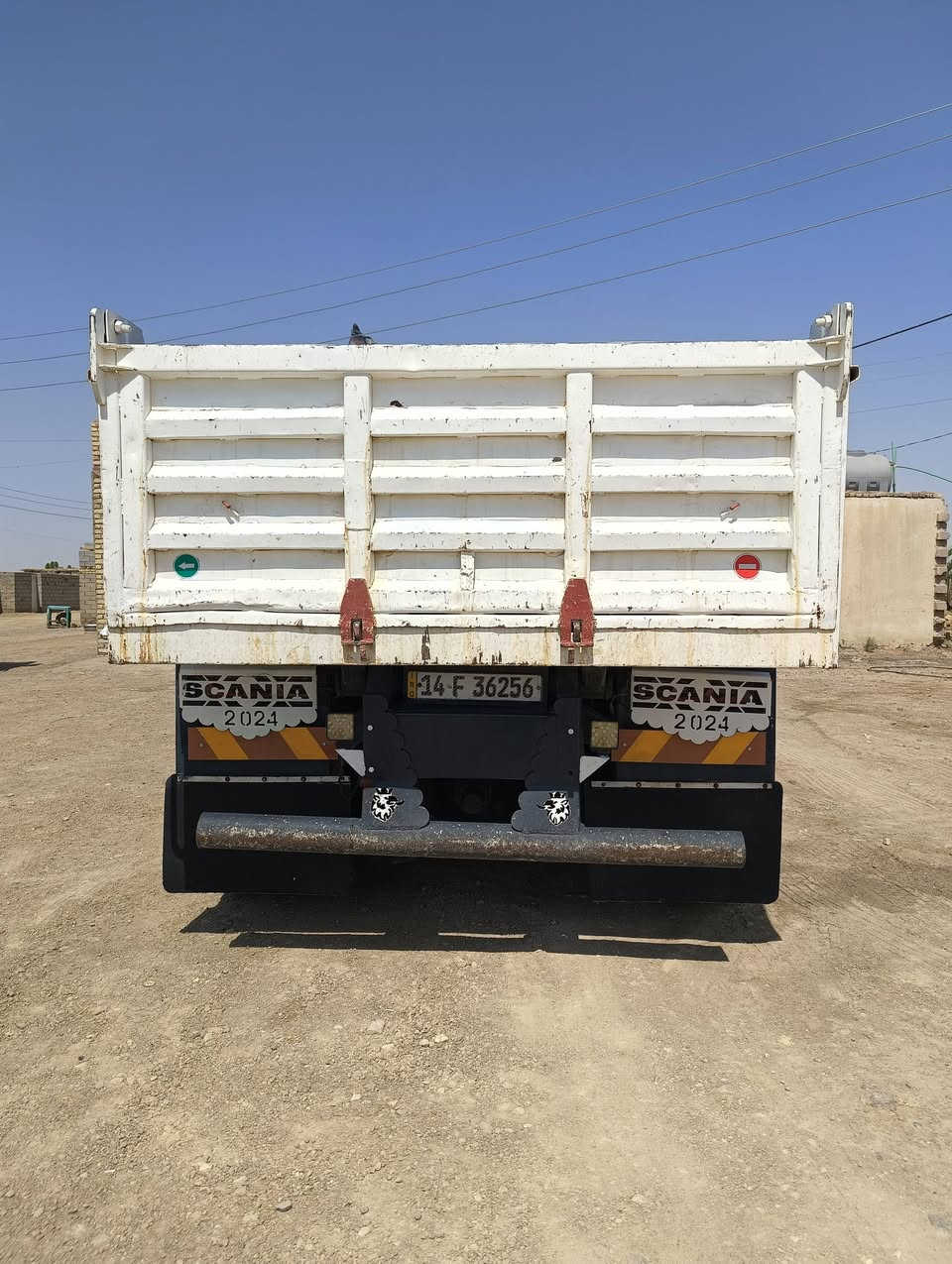 السلام عليكم
سكانيا موديل 2000 مكينه جديده بم ونوزل قبق حديد 

كير 4/4
شاصي 10مكفول 

اكسن ابو الفلتر جوبلس 

رقم بصره انگليزي بسمي تحويل مباشر 

سنويه لل2030

سياره جاهزه للعمل حداديه كهربائيات تايرات مابيها اي نقص 

مكان ناصريه سيد دخيل 

للستفسار ***********

