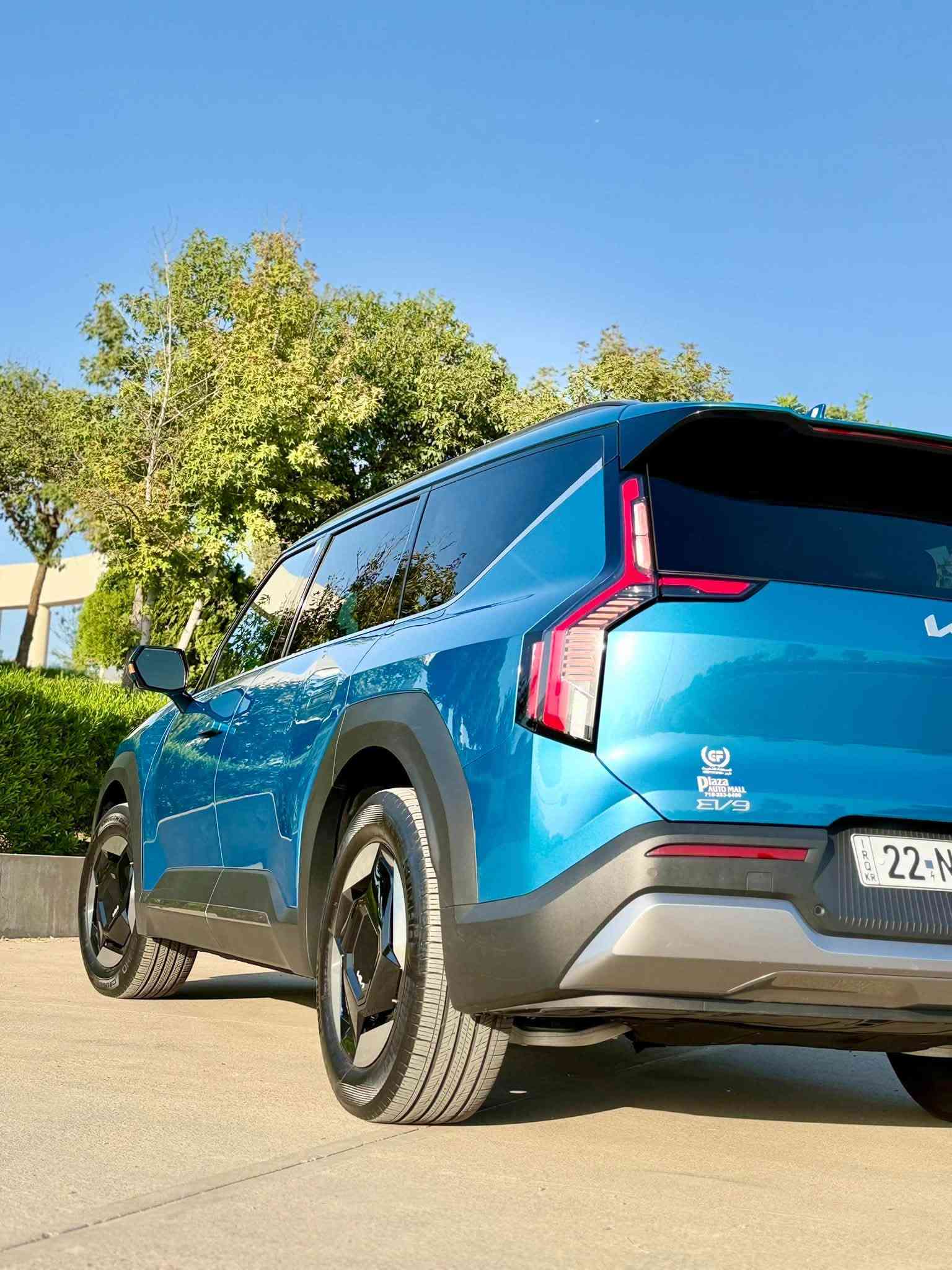🚙 للبيع | Kia EV9 AWD كهربائية ⚡

Kia EV9 AWD 2024
فخامة، حجم عائلي كبير، وأداء كهربائي قوي مع دفع رباعي.

🔹 اللون: أزرق
🔹 الممشى: 6,684 ميل فقط
🔹 سنة الصنع: 2024
🔹 المحرك: كهربائي بالكامل ⚡
🔹 البطارية: 99.8 kWh
🔹 القوة: حوالي 379 حصان
🔹 الدفع: AWD دفع رباعي
🔹 مدى شحن يصل إلى 550 كم
🔹 3 صفوف / 7 مقاعد

⭐ المواصفات:
✔️ محركان كهربائيان Dual Motor
✔️ دفع رباعي AWD
✔️ بطارية كبيرة 99.8 kWh
✔️ عزم يصل إلى حوالي 700 Nm
✔️ شحن سريع 800V
✔️ فتحة سقف
✔️ شاشة داخلية كبيرة
✔️ أنظمة أمان ومساعدة متطورة
✔️ كاميرات وحساسات
✔️ مثبت سرعة متكيف
✔️ نظام المحافظة على المسار
✔️ تشغيل بصمة
✔️ والعديد من الإضافات الأخرى

🔧 حالة السيارة:

✅ السيارة بدون صبغ (جاملغ أمامي يمين مبدل نفس الون فقط )
✅ جميع الأيرباكات أصلية 

🔑 رقم الشاصي:
KNDAFFS53R6045930

💰 السعر: $26000 
💬 قابل للتفاوض بعد المعاينة

📍 الموقع: أربيل

📞 للاستفسار والتواصل:
***********
واتساب / اتصال / فايبر
