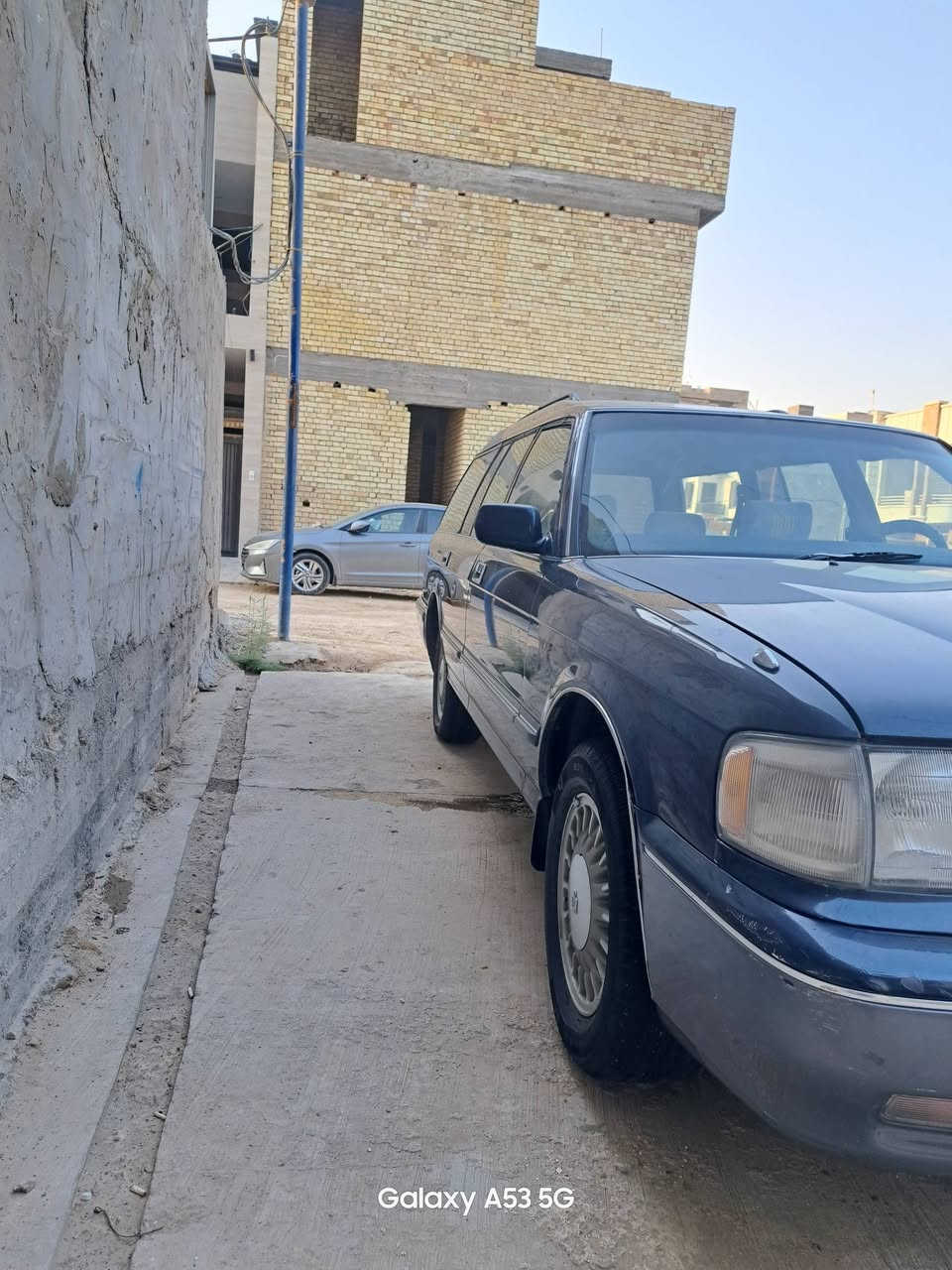 السلام عليكم 
كراون ستيشن ١٩٩٥ رقم نينوى انكليزي بسمي اخوان  ابيع شرط الكفالة من كل النواحي 
مكينه وكير vvt.i 2500 مكاني بغداد 
***********

نص مكتوب في الصور:
- Galaxy A53 5G