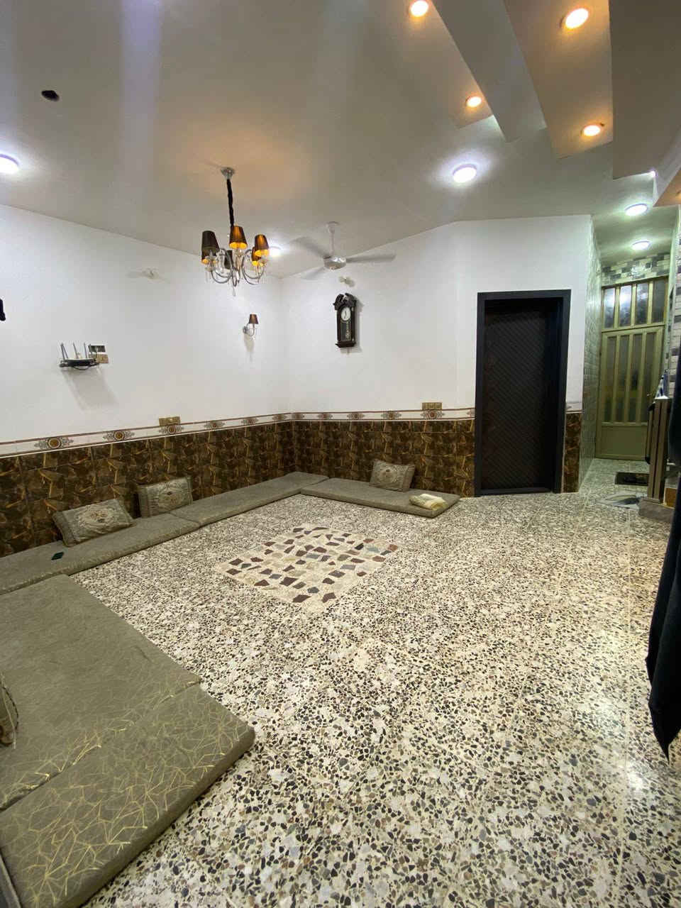 السلام عليكم  
بيت للبيع -الصقلاويه الشهداء الثانيه - خلف جامع الكيلاني قرب مولد فلاح حسن 
-مساحه 140متر 
-3غرف نوم 
-صالة-مطبخ
-استقبال-مناور ثنين 
جاهز مجهز من كلشي بس اجيب غريضاتك وتكعد
السعر 95 مليون وقابل للتفاوض 
للتواصل الاتصال او واتساب (‏‪***********‬‏)
