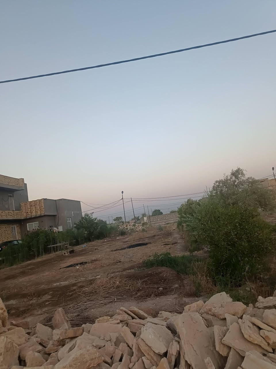 قطعة اأرض على شارعين خدمات كامله شوارع وتبليط وكهرباءوماء وانترنت ومولده، المساحه ٦٠٠ متر ، بسعر ٤٠ مليون ، عنوان الديوانيه طريق الشافعيه مجمع ام البنين السكني. ‏‪***********‬‏
