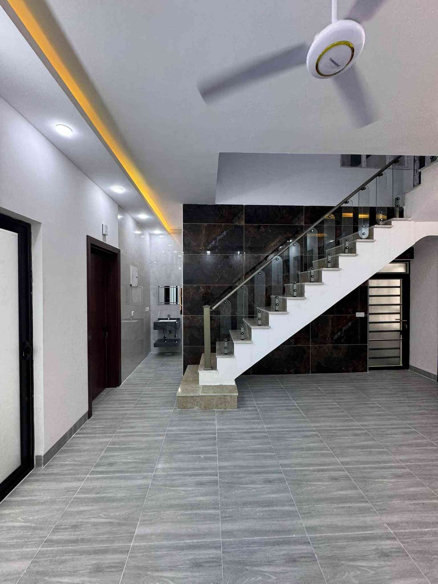 فرصه ذهبية للبيع | منزل طابقين بتصميم حديث ✨
📍 الموقع: دور الزراعة الثانية
📐 المساحة: 150 متر
📜 النوع: طابو زراعي (سند 25 ملك صرف)
🏠 تفاصيل توزيع البيت:
 الطابق الأرضي:
 استقبال واسع للضيوف
 مطبخ مجهز
 صالة معيشة مريحة
 غرفتي نوم (2)
 صحيات داخلية وخارجية
 الطابق الثاني:
 غرفتي نوم (2)
 صحيات
 سطح واسع
✨ المميزات والديكورات:
 ديكورات نقوش مغربية فاخرة تضفي لمسة جمالية أنيقة.
 منظومة إنارة مخفية حديثة تبرز جمال التفاصيل.
📞 للاستفسار ومزيد من التفاصيل، يرجى الاتصال على الرقم:
📞***********📞
أو تفضلوا بزيارة مكتب الحمداني للعقار.
       
☎️***********☎️
