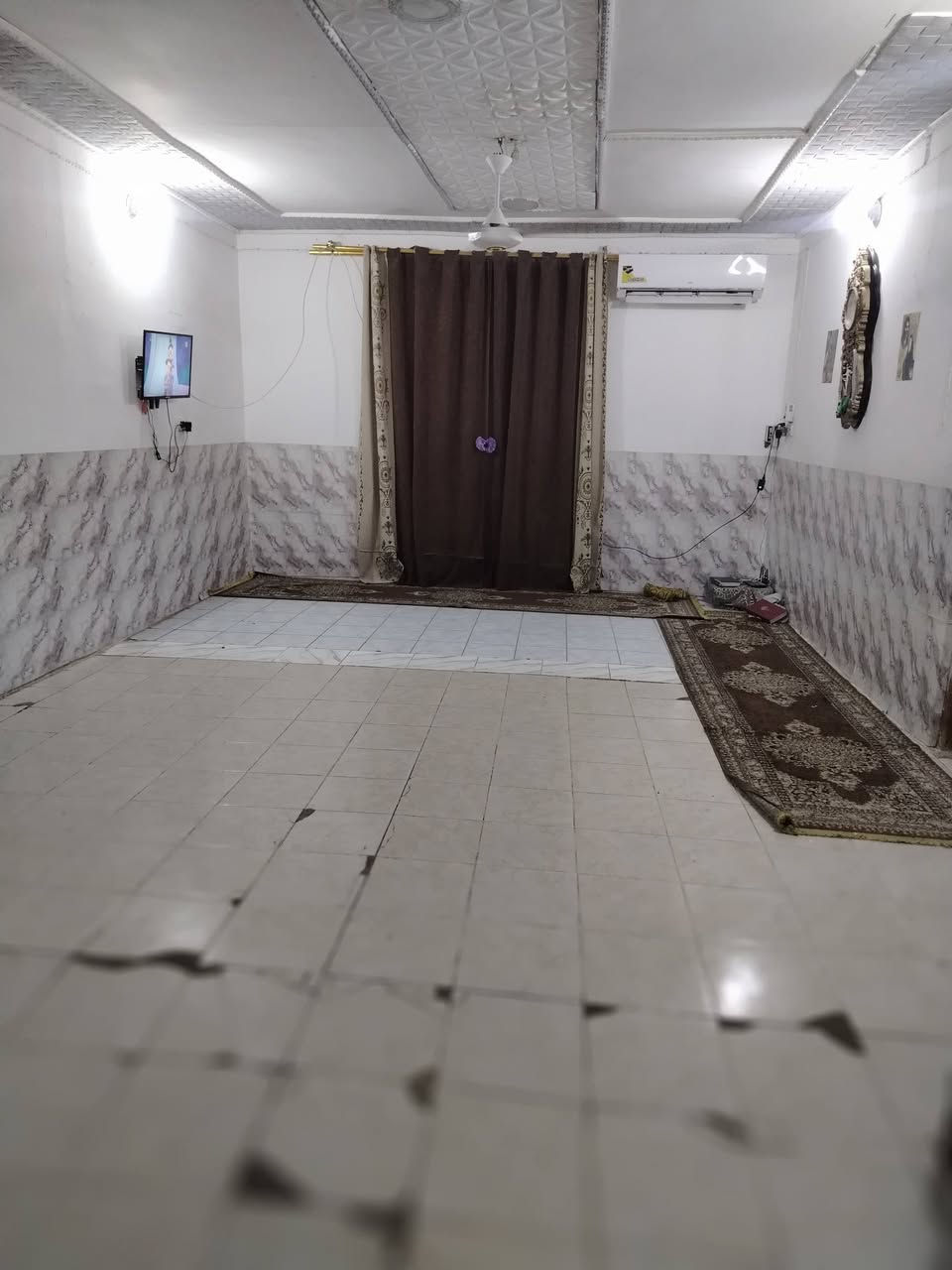 بيت للبيع مساحه 250 م. طابقين الطابق الاول من استقبال 8.4 و مطبخ بارد 7.4 وصاله 4.9 وغرفتين  4.5 و مجموعه صحيات ومطبخ حار 2.5 والطابق الثاني 2 غرف  وحده 8.4 والثانيه 7.4 ومجموعه صحيات. مكان حي العسكري  حي الصادق بل قرب من مدرسة الخلود للتواصل. ***********
