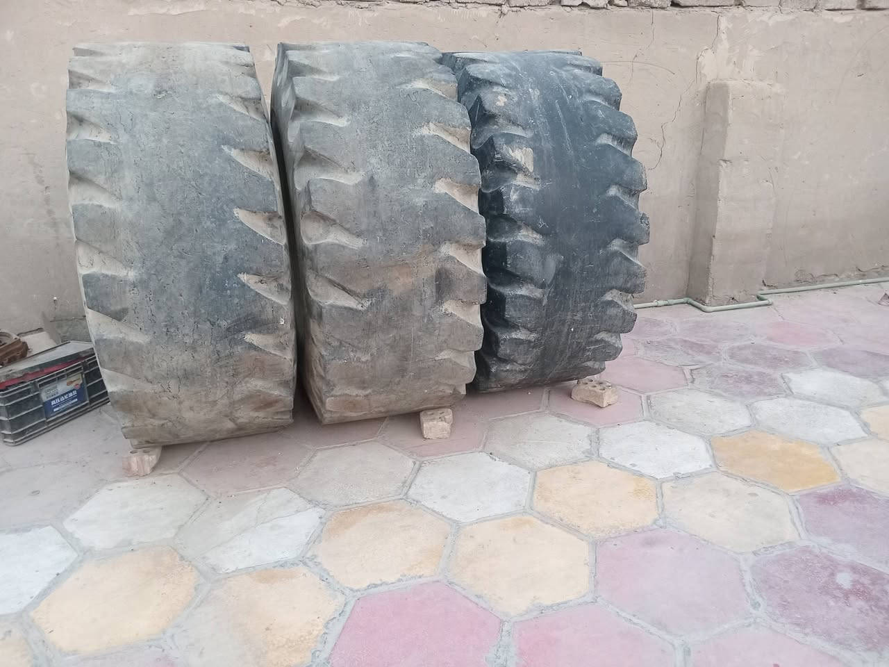 سلام وعليكم البيع تايرات حجم 25/5/23  + 25/5/17  التصال عل رقم  ***********   , ***********

