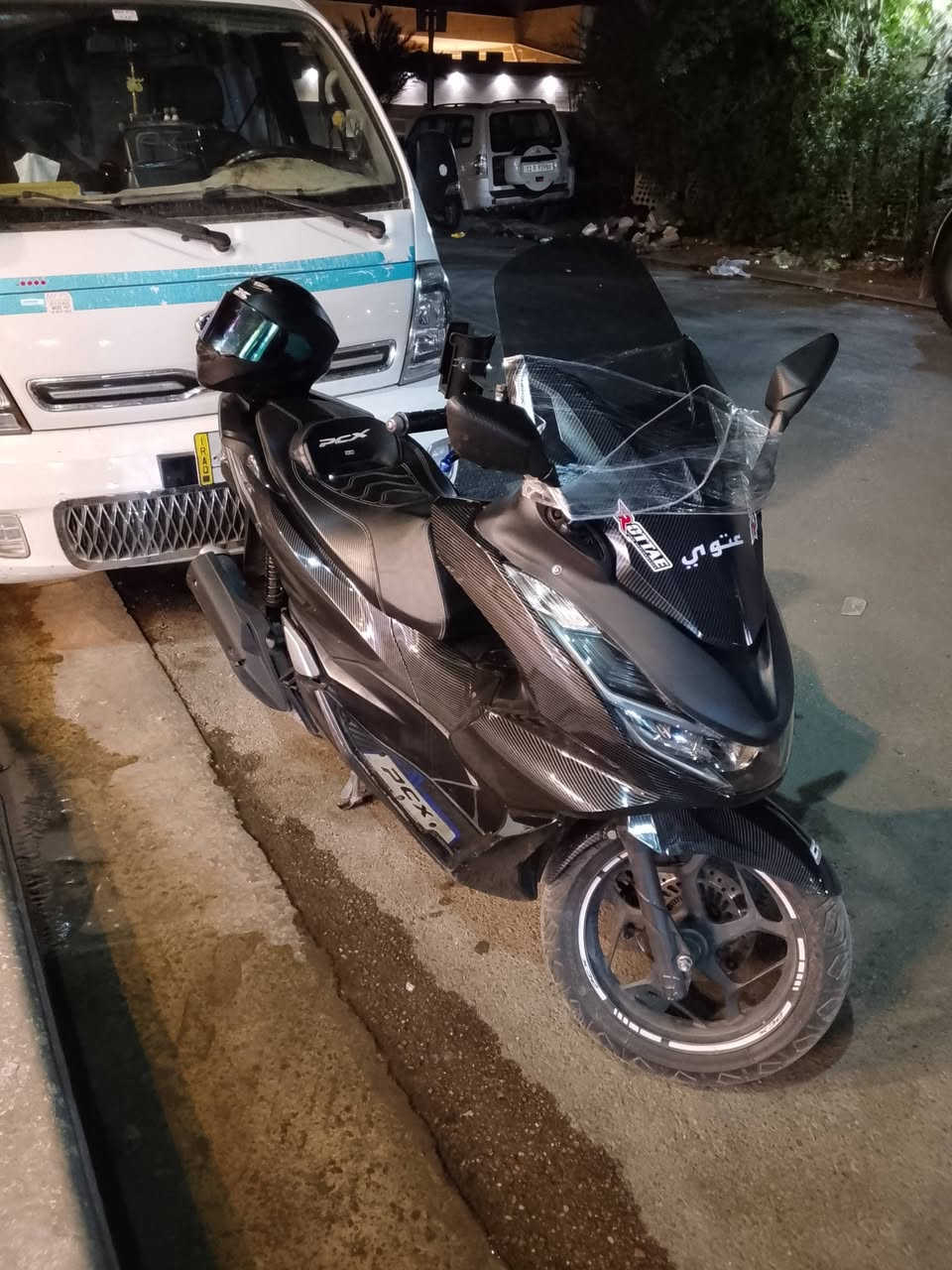 سلام وعليكم PCX جيل رابع كوري
دراجه نظيفه جدا وماصارلهه اربع اشهر من نازله 

مواصفات 

حساس ازدحام،ستان كهرباء ، مغلفة بل كامل فايبر كابرون 

وبيها تزويد مثل ماتشوفون بل صور عليها شلعة ومعدل كلش حلوه 
وماشية فقط 13 الف حقيقي 
دراجه عيبهه الوحيد سويت بيها حادث بل صفحه مصورها اني بس 

هاذه عيبها دراجه  سعرهه ١٨ ورقة وبيهه مجال مكاني بغداد البلديات 

الرقم *********** بي واتساب .

