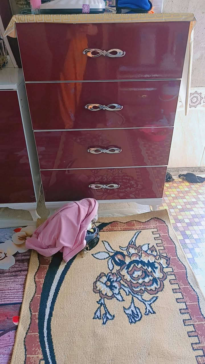 غرفه للبيع بدون جربايه
كنتور
ميز مرايه
 زاويه
ميز بلازمه
ب300
رقمي ***********
