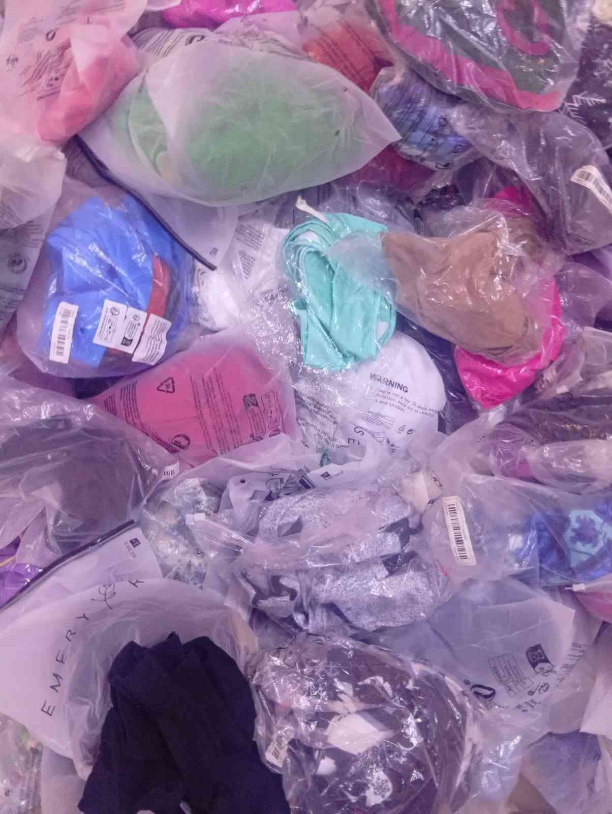 مشمر ولفاف نسائي بالة مامستخدم العدد اكثر من 220 قطعة ب55 مع التوصيل يعني تطلع عليك القطعة اقل من ربع دينار 
(((((وشرط الفحص يم المندوب اذا يختلف بالعدد او يختلف عن التصوير او ماعجبك او مو نضيف ارفضة)))))
 
باقي التفاصيل خاص او واتساب ***********
