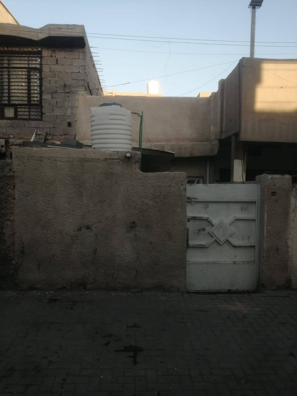 بيت للبيع في منطقة سويب طابو ملك صرف (ليس زراعي) بناء تسعينات
نهاية شارع الفورتات
المساحة ٧٦م واجهه ٤م ونزال ١٩م
مكونات: (مطبخ حار بارد)(حمام وتوليت)
(هول)(منور ودرج)(غرفة)(سطحين)
النواقص : ١. الارضية صبة ٢. صبغ البيت 
السعر النهائي صافي ٦٨ مليون
الاتصال ***********
