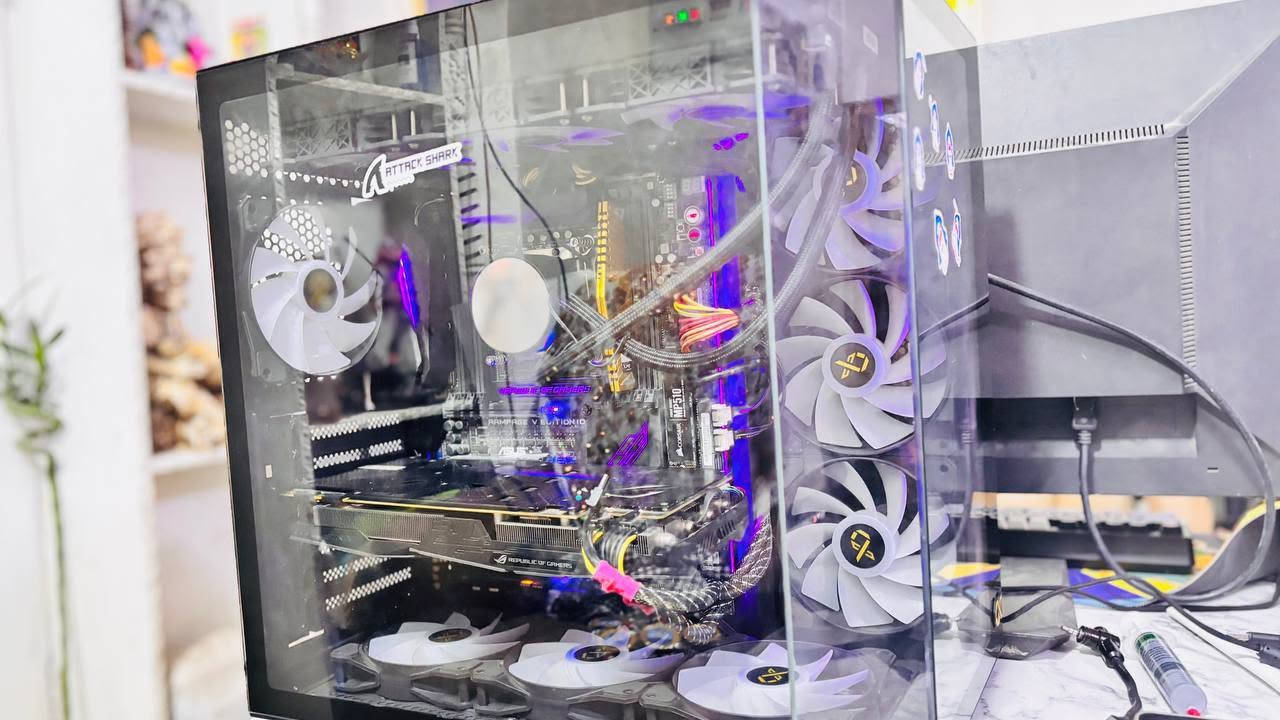 ⚙️بيسي🎮جيمنج للبيع

 المواصفات:

• CPU: Intel Core i7-6850K
• GPU: ASUS ROG STRIX GeForce GTX 1080 Gaming 8GB – 3 Fans
• Motherboard: ASUS ROG Rampage V Edition 10
• RAM: 16GB DDR4 Gold
• SSD: 500GB
• HDD: 1TB + 2TB
• إجمالي التخزين: 3.5TB
• Power Supply: Everest Pro 1250W – 80+ Bronze
• Liquid Cooler: SAMA Kirlin
• Case: CUBI II زجاجي
• مراوح تبريد متعددة مع إضاءة RGB ✨

🎮 جهاز قوي وجاهز للاستخدام
مناسب للـGaming، التصميم، المونتاج والعمل الثقيل، مع تبريد ممتاز وتصميم زجاجي مميز.

💰 السعر: 1,950,000 دينار عراقي
🤝 قابل للتفاوض بالمعقول

📱 WhatsApp: ***********

المعاينة والفحص متاحان للمشتري الجاد.

الرجاء التواصل للجادين فقط
