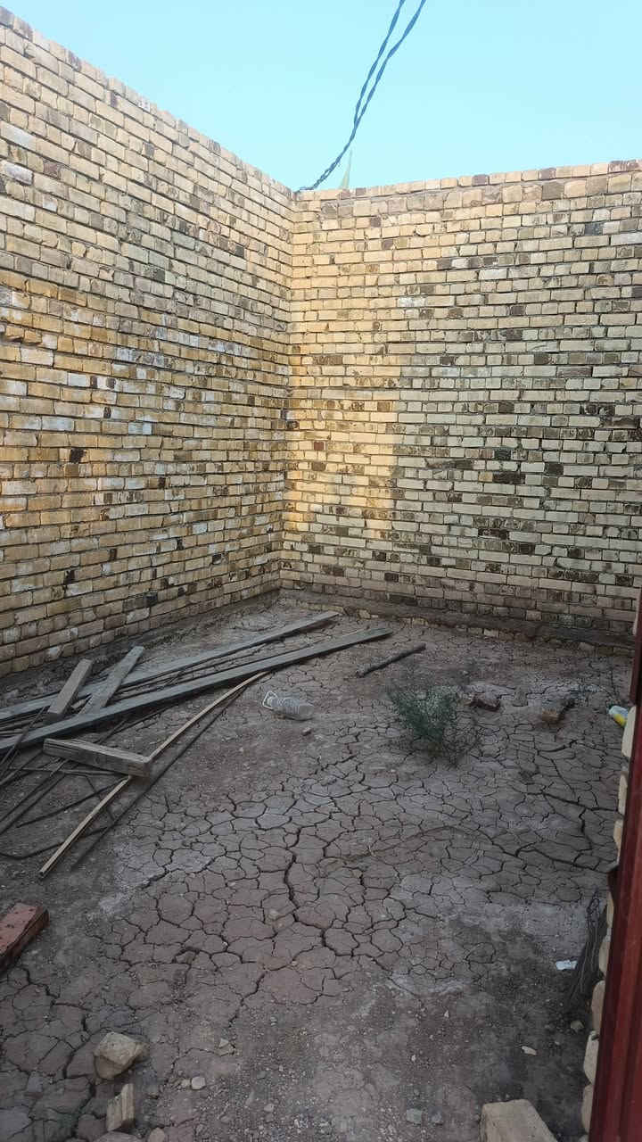 هيكل للبيع حي الحكيم نزلة بيت زرزور غاد من المدرسة جوة مساحته 140 متر 
يحتوي على 
غرفة 
صالة والمطبخ مفتوح عليها 
استقبال 
وبي مكان بالحوش تصير بي حديقة 
البيت كامل واصل للصب حتى مجاري مسوي جاهز 
كهرباء بالباب 
المي مسافة 70 متر عنه 
مرقم من قبل البلدية 
بيت مرتب وبناء جديد بهاي الشتوية بنيته
السعر 22 وبي مجال للشراي 
واتساب ***********
