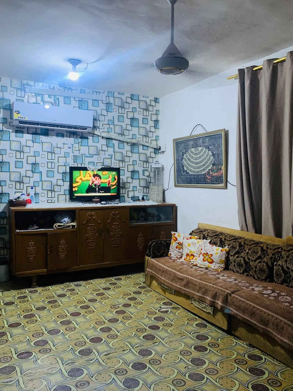 السلام عليكم
بيت مساحة ٣٠٠ متر طابو صرف طابقين ٤ غرف نوم الطابق الاول قياس ٥*٤ والثانية ٤*٤ غرفتين نوم واستقبال ٦.٥*٤ وهول ٦.٥*٤ وصالة ومطبخ ٣*٦

الطابق الثاني غرفتين نوم 
 الاولى ٥*٤ الثانية ٤*٦ 
وحديقة كبيرة 
السدة ، حي البكر ، قرب مدرسة العصر الذهبي الابتدائية للتواصل والاستفسار مراجعه مكتب الحمداني 
***********
***********
