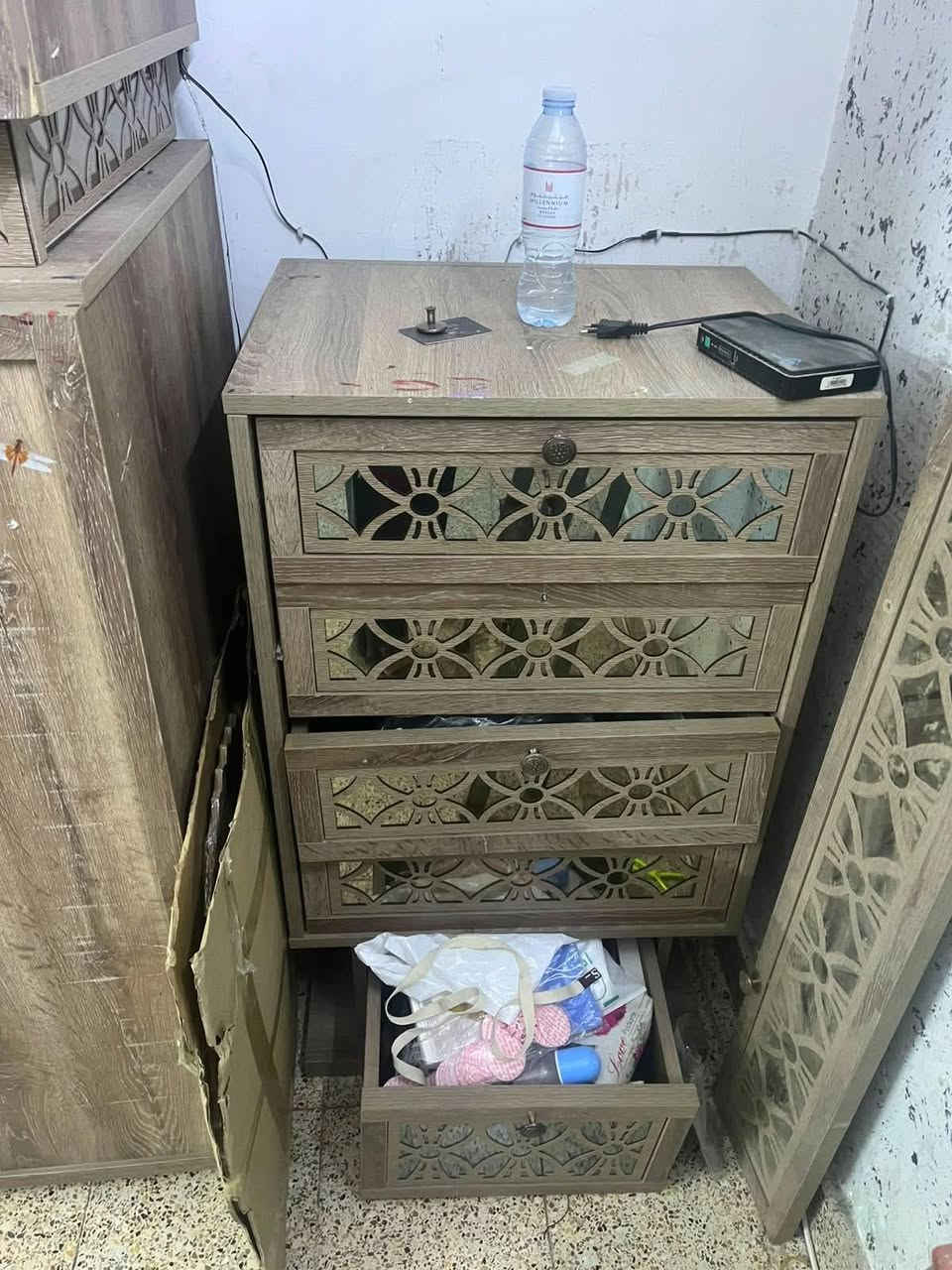 ،،، مكلف بالنشر ،،،
غرفة تركـي نظافة 80% مثل ما بالصور 
المكان مدينة الصدر 
السعر (450) ألف وبيها مجال بسيط للشراي
رقم الهاتف ‎***********
