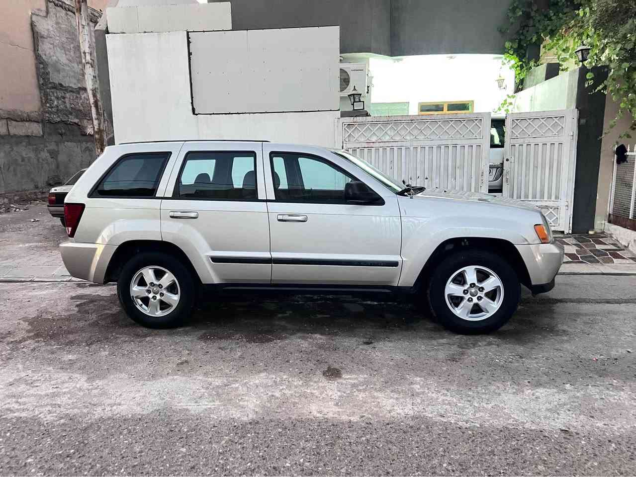جيب لاريدوي 2008 
مەکینە V6
دوو پارجە کلیر( نیو بونیت صبغ)
گیر ومەکینە و تبرید بەشەرت
مەکینە نەکراوەتەوە 
٢٠٦ هەزار روشتوە
سعر ٩٣
***********
*********** كركوك, العراق
