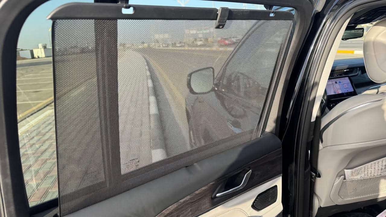 🚙 جيب كراند شيروكي أوفر لاند ــــ الفخامة والقوة الأمريكية في SUV عصرية 👌
🔹 المركبة: جيب كراند شيروكي اوفرلاند
🔹 الموديل: 2023
🔹 المحرك: 3.6 لتر 6 سلندر
🔹 الدفع: رباعي 4x4
🔹 اللون: اسود 
🔹 الرقم: أربيل
🔹 الضرر: موضح
🔹 التصليح: تبديل باب اليمين وباب الخلفي شرط السونار نفس اللون
🔹 الأيرباكات: إيرباك كله سليم 
🔹 السعر المطلوب: (330ورقة)
🔹 عداد المسافة:54الف كيلو متر مو مايل 

المواصفات:

🔸 المحرك والأداء:-
• محرك 3.6 لتر Pentastar V6
• قوة 293 حصان
• عزم دوران 352 نيوتن متر
• ناقل حركة أوتوماتيكي 8 سرعات
• دفع رباعي 4x4
• نظام Quadra-Trac II للدفع الرباعي
• نظام Selec-Terrain للتحكم بظروف القيادة
• نظام تشغيل وإيقاف المحرك تلقائياً Stop/Start
• نظام توقيت متغير للصمامات VVT
• نظام Hill Descent Control للتحكم بالنزول
• نظام تعليق هوائي Quadra-Lift

🔸 التصميم الخارجي:-
• تصميم فاخر ورياضي
• جنوط ألمنيوم قياس 20 إنش
• مصابيح أمامية LED
• إضاءة نهارية LED
• مصابيح ضباب LED
• إضاءة أمامية أوتوماتيكية
• مساحات زجاج أمامية حساسة للمطر
• باب خلفي كهربائي
• مرايا جانبية كهربائية وقابلة للطي
• فتحة سقف بانورامية مزدوجة
• تصميم خارجي فاخر خاص بفئة Overland

🔸 أنظمة الأمان والمساعدة:-
• نظام المكابح التلقائية في حالات الطوارئ
• التحذير من الاصطدام الأمامي
• نظام المحافظة على المسار
• تحذير مغادرة المسار
• مثبت سرعة متكيف Adaptive Cruise Control مع Stop & Go
• نظام مراقبة النقطة العمياء
• تحذير حركة المرور الخلفية
• حساسات ركن أمامية وخلفية
• نظام كاميرات 360° مع كاميرا إضافية 180°
• كاميرا ليلية Night Vision
• كاميرا خلفية
• نظام مراقبة ضغط الإطارات
• أنظمة الثبات الإلكتروني والتحكم بالجر
• 6 وسائد هوائية

🔸 التكنولوجيا والراحة:-
• شاشة Uconnect عالية الدقة
• Apple CarPlay
• Android Auto
• Bluetooth
• نظام ملاحة
• أوامر صوتية
• تشغيل عن بُعد للمحرك
• دخول وتشغيل ذكي
• تحكم أوتوماتيكي بدرجة الحرارة
• مقاعد أمامية كهربائية
• جميع المقاعد كهربائية
• مقاعد أمامية مدفأة ومهوّاة
• مساج للمقاعد الأمامية
• ذاكرة للمقاعد الأمامية
• مقود مدفأ ومتعدد الوظائف
• إضاءة داخلية Ambient Lighting
• نظام صوت Alpine بـ9 سماعات
• شحن لاسلكي للهاتف
• حساسات ركن أمامية وخلفية

🔸 المقصورة الداخلية:-
• مقاعد جلد Nappa فاخرة
• مقاعد أمامية مريحة وفاخرة
• مقاعد خلفية مدفأة
• مقود جلدي متعدد الوظائف
• تصميم داخلي فاخر وعصري
• مساحة داخلية واسعة تتسع لـ5 أشخاص
• مساحة تحميل خلفية كبيرة وعملية
• تشطيبات داخلية فاخرة
• إضاءة داخلية محيطية

📍كربلاء كنظره السلام 

📞للتواصل :***********
علماً السياره مغلفه ppf ظمآن 10سنوات ؟؟

