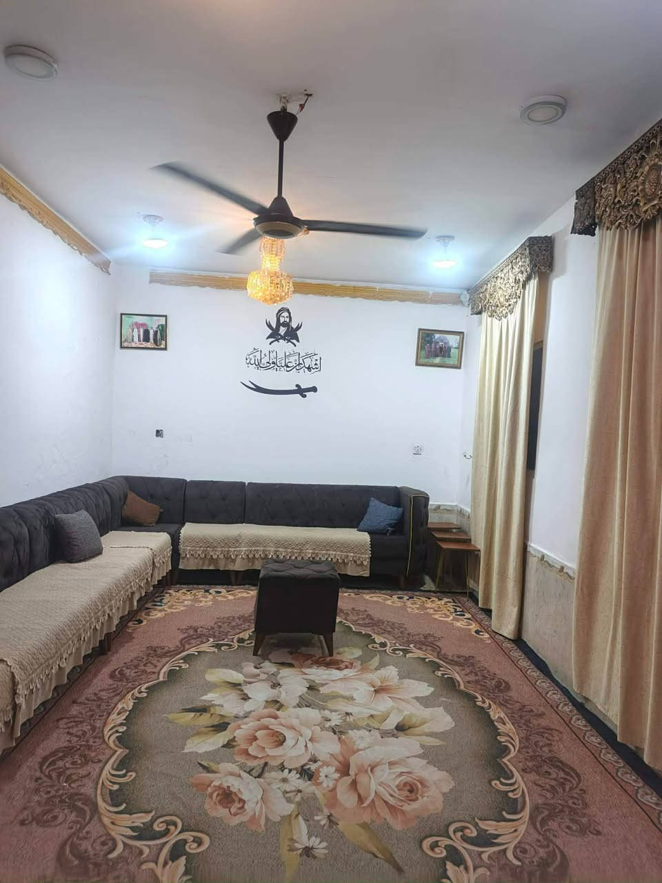 بيت مساحه ١٠٠ متر ركن بزعيلات زراعي قرب مجسر الاسكان يبعد عن شارع الصدرين السريع أقل من ١٠٠ متر  بيت بي ديوانيه ٧×4 وصاله ٦×4 ومطبخ  وصحيات خارجيه  مابي غرفه موقع البيت ركن مكان جدآ مميز  عرض الشارع ١٠ متر  السعر٤٣  وبي مجال ومنطقه كافت الخدمات بيهه ***********
