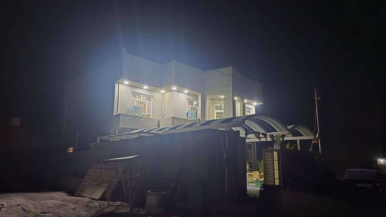 ... دار للبيع .....
دار طابو زراعي سند 25
شارع 14 متر 
محتويات الدار 
غرف نوم عدد 2 طابق ارضي 
غرف نوم طابق ثاني عدد 3
استقبال 
صاله داخليه + خارجيه 
مجمع صحيات داخلي + خارجي + مجمع في الطابق الثاني 
مطبخ حار + مطبخ بارد 
منور داير البيت كامل 
كراج + حديقه خارجيه 
ارضيه والجدران بورسلين 

وتوجد قطعه ارض مساحه 
270م مجاور الدار للبيع ايضا 
العنوان : نادر : خلف معمل غاز الحله 
للاستفسار الاتصال على الرقم
***********
