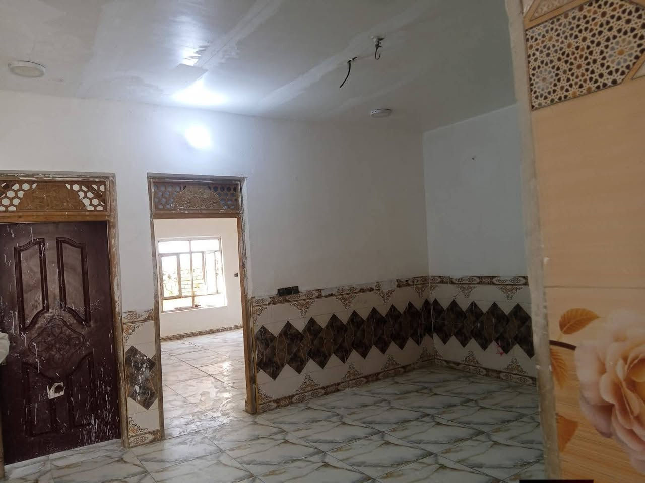 بيت 160 متر  بسعر مناسب جداً
🏠 بيت جاهز للبيع – الديوانية / على طريق السنية عمود 706
📐 المساحة: 160  متر
▪️ الواجهة 10 متر × النزال 16 متر
✅ التفاصيل:
▫️ سند 25 زراعي بعقد أصولي جاهز
▫️ البيت يتكون من غرفتين ومطبخ وصالة واستقبال
 ومجمع صحيات وطارمة 
▫️ مداور ثاني يوم 
▫️ خدمات كامله تبليط بالباب 
▫️ يبعد  100 متر فقط عن الشارع العام ديوانية حله
 .. تبليط بالباب 
💰 السعر 35  مليون وبي مجال 
📞 للاستفسار:
خاص أو الاتصال على الرقم امير الفتلاوي
***********
