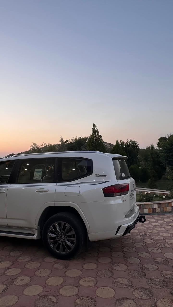 🚗 للبيع 

تويوتا لاندكروزر جي اكس ار –2022 خليجي وكالة ساز

•   🛣️  المسافة المقطوعة - 71 الف كلم 
----------------------------------- 

✅ المواصفات :

🏢 الوكالة: ساز
🚗 النوع: جكسارة
📅 الموديل: 2022
🎨 اللون: أبيض
📍 الكيلومترات: 71,000 كم

⭐ الحالة: ممتازة - بدون حوادث
🌍 المصدر: خليجي
⛽ الوقود: بنزين
⚙️ المحرك: 4.0 لتر
🔩 الأسطوانات: 6 سلندر
🔧 الجير: أوتوماتيك
🛞 الدفع: AWD
💿 الجنط: 22 إنش+
✅ المواصفات الموجودة:
• شاشة لمس كبيرة
• شاشة HUD
• بلوتوث
• Apple CarPlay
• Android Auto
• كاميرا خلفية
• حساسات أمامية
• حساسات خلفية
• كاميرا 360 درجة
• مثبت سرعة ذكي
• نظام الحفاظ على المسار
• نظام التحذير من التصادم الأمامي
• مراقبة النقطة العمياء
• تشغيل بصمة
• دخول ذكي بدون مفتاح
• تشغيل عن بعد
• مقاعد جلد فاخرة
• مقاعد كهربائية مع ذاكرة
• تدفئة وتهوية للمقاعد
• فتحة سقف بانورامية
• شاحن لاسلكي
• إضاءة داخلية محيطية
• نظام صوتي فاخر
• مرايا كهربائية قابلة للطي
• مصابيح LED أمامية وخلفية
• مكيف أوتوماتيك متعدد المناطق
• منافذ USB أمامية وخلفية
• السيارة رقم وبأسمي
• السيارة ماشاء الله حيل جديدة، ما بيها اي نقص، شرط

•السعر المطلوب : 61،500 $

• للاستفسار : ***********
