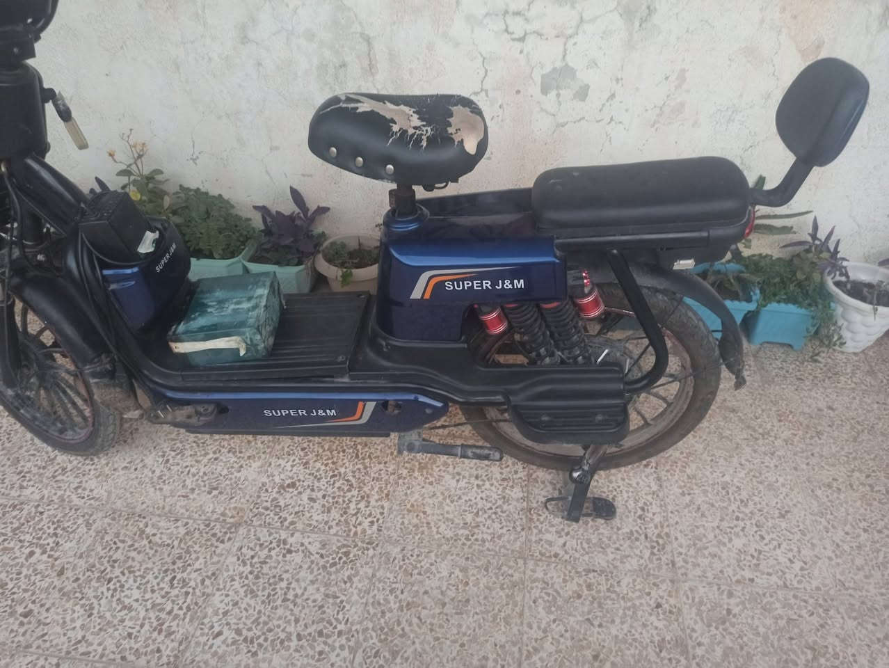 السلام عليكم ماطور شحن للبيع نضيف ابيعو  عل وضعو 5 بطاريات  2واكفين و3نص عمر السعر  90الف قفل الشاري ينتصل عل رقم ***********
