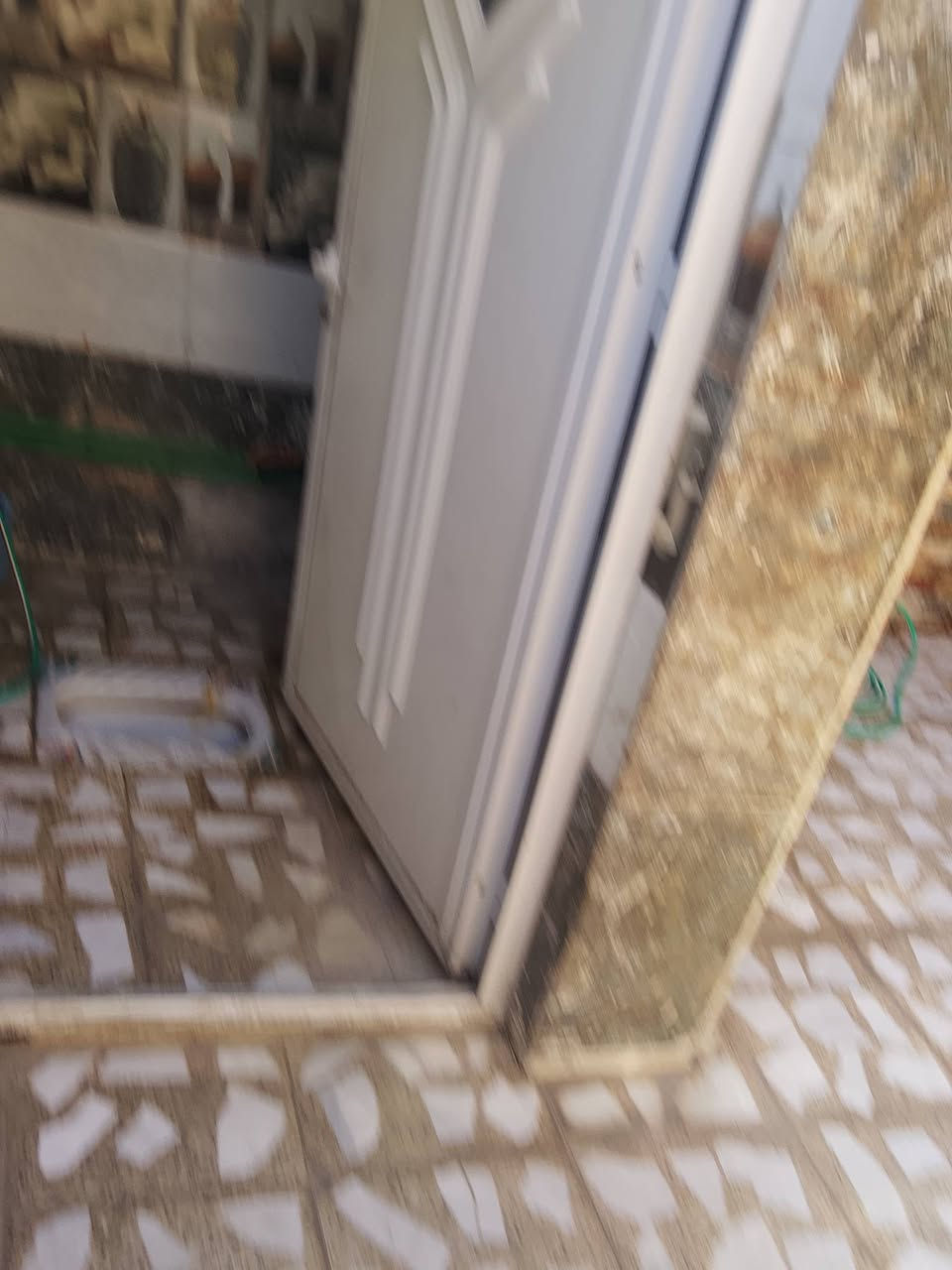 يااللة بيت للبيع مساحة 75مترطابق ونص طابوملك صرف بي غرفتين نوم وستقبال ومطبخ حار ومطبخ بارد وصحيات خارجيه وصحيات داخليه وصطح الطابق الاول وصطح الطابق الثاني  البيت نضيف بناء طابوق عنوانه زعفرانية شارع الكهرباء شارع صورة الامام علي خامس فرع قرب مدرسة زهور العراق سعره 75وبي مجال والاستفسار عل الرقم ***********
