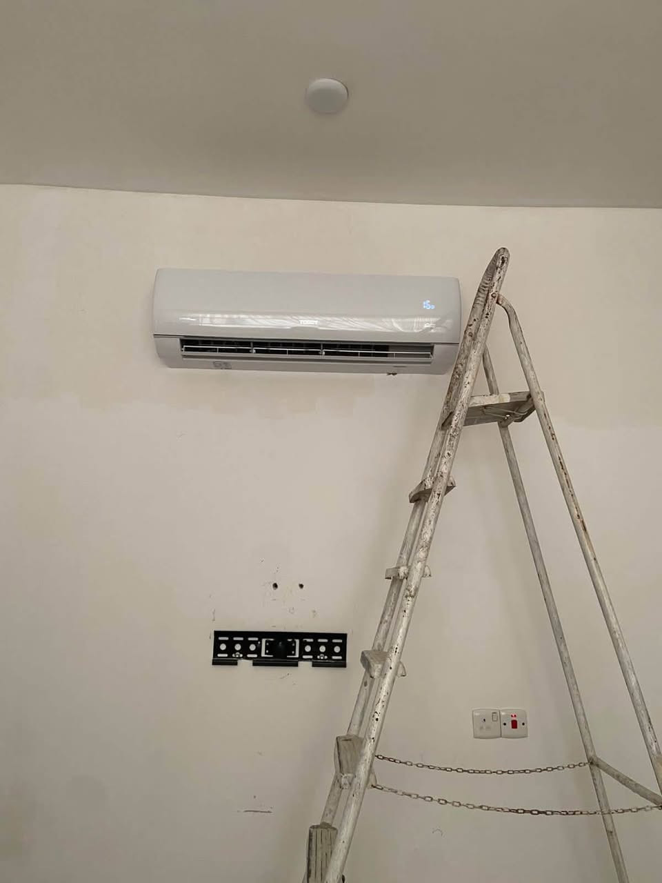 ❄️ تنصيب وصيانة جميع أنواع السبالت باحترافية وجودة مضمونة ❄️
📞 ***********

إذا تريد سبلتك تشتغل بأفضل أداء وتبرد مثل الوكالة، فالتنصيب الصحيح هو الأساس. إحنا نهتم بأدق التفاصيل حتى تستلم شغل مرتب، نظيف، ومضمون.

✅ تنصيب جميع أنواع السبالت (العادي، الإنفيرتر، والكاسيت)
✅ صيانة دورية ومعالجة جميع الأعطال
✅ تنظيف الوحدات الداخلية والخارجية
✅ تعبئة غاز وفحص وكشف التسريبات
✅ فك ونقل وإعادة تنصيب
✅ فحص شامل قبل وبعد العمل

💰 ونشتري أيضاً جميع أنواع السبالت والمكيفات
✅ مستعملة
✅ عاطلة
✅ بجميع الموديلات وبأسعار مناسبة

⚠️ انتبه من الأسعار الرخيصة، لأن بعضهم يقلل كمية الغاز أو يستخدم مواد رديئة، وهذا يسبب ضعف تبريد، وتسريب غاز، وأعطال متكررة، وصرف كهرباء أعلى.

💙 وبثواب الإمام الحسين (ع)، تنصيب مجاني للعوائل المتعففة.

📍 تنبيه مهم:
✅ شغلنا داخل بغداد فقط (الكرخ والرصافة).
🕐 متواجدين على مدار 24 ساعة.
🚫 ما نطلع للمحافظات.

📞 للحجز والاستفسار أو بيع السبلت:
***********

✨ ثقتكم مسؤوليتنا، وشغلنا النظيف هو أفضل إعلان إلنا. ❄️🔧
