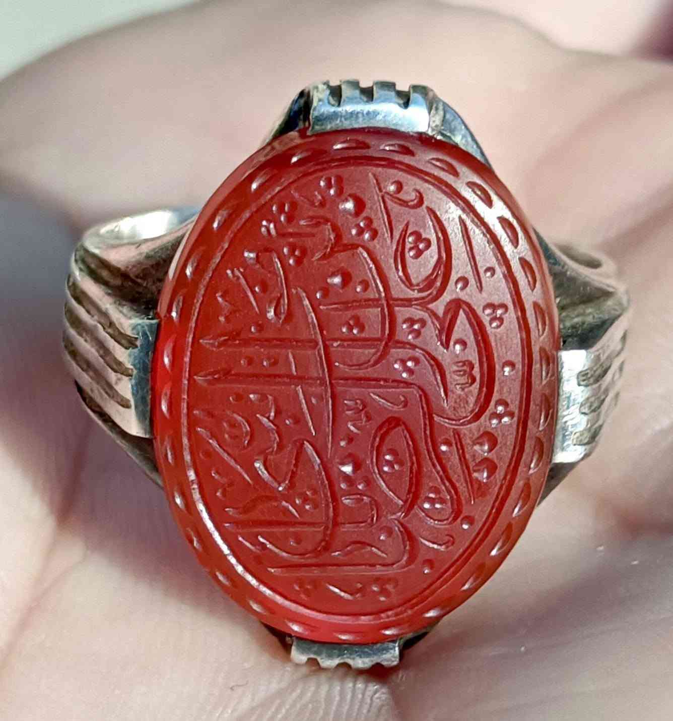 السلام عليكم عقيقه يماني تحفه خط جميل جدا مخطوط(ياعلي ابن موسئ الرضا) قياس الحجره 2سم وقياس الخاتم 25-26 صياغة مخالب الصائغ(عود) سعر 70 مكان ناصرية توصيل موجود ***********
