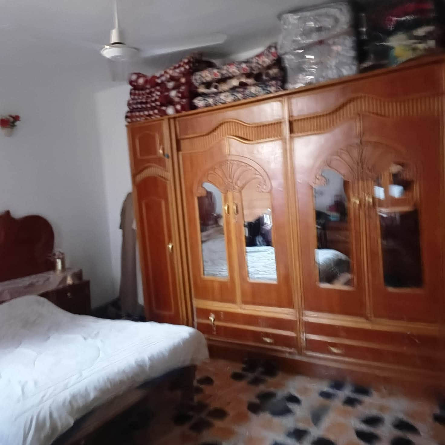 سلام عليكم بيت مساحه 150متر كامل مرتب وعالي عن شارع بيت كله سراميك  ومرسلين  بنا طابو سكف صب يحتوي على غرفه وصاله ومطبخ ستقبال صحيات خرجيه وداخليه طارمه جبيره ممر داير البيت بيتونه صطح كامل استاره كافت الخدمات موجوده مدرسه قريبه كهرباء ماي مولده ذهبي شارع حله شارع ميه هم قريب عليه بيت بلديه مرقمه عل تطويب معملات تطويب كامل السعر 38 وبي مجال قليل الشراي  العنوان محيزم الثانيه شارع منطقه صاير شارع كدامه 9متر الستفسار مراسلت الصفحه ونتصال ***********
