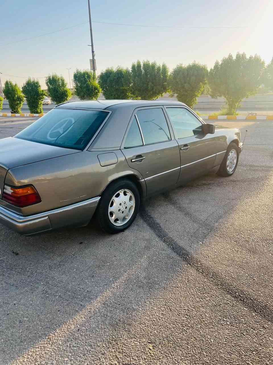السلام عليكم
مارسيدس دب للبيع رقم بغداد مشروع وطني 

موديل 1992 

محرك بلادي (300) 6 سلندر كير ومحرك جدد 

السياره مكفوله من الضربه مصبوغه عام للجماليه

قواعد الدبلات سليمه 

حداديه تخم تاير جدد

السياره جاهزه من كلشي 

السعر 64 وبيه مجال قليل 

للاستفسار ***********
