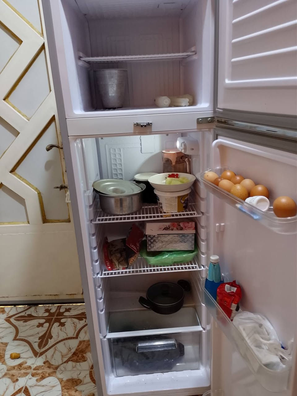 ثلاجه وسط نضيف جدا للبيع الكوت الشهداء الاتصال على رقم ٣٥٠ تستاهل اليشتريه ***********
