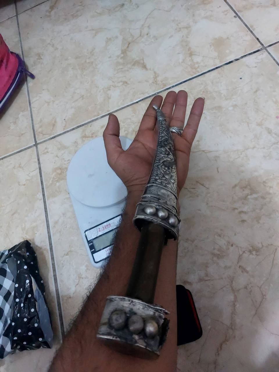 خنجر عمره فوك ل١٠٠ سنه فضه خالص بغداد الشعب فقط الفضه صافي فوك ل١٠٠ غ ***********
