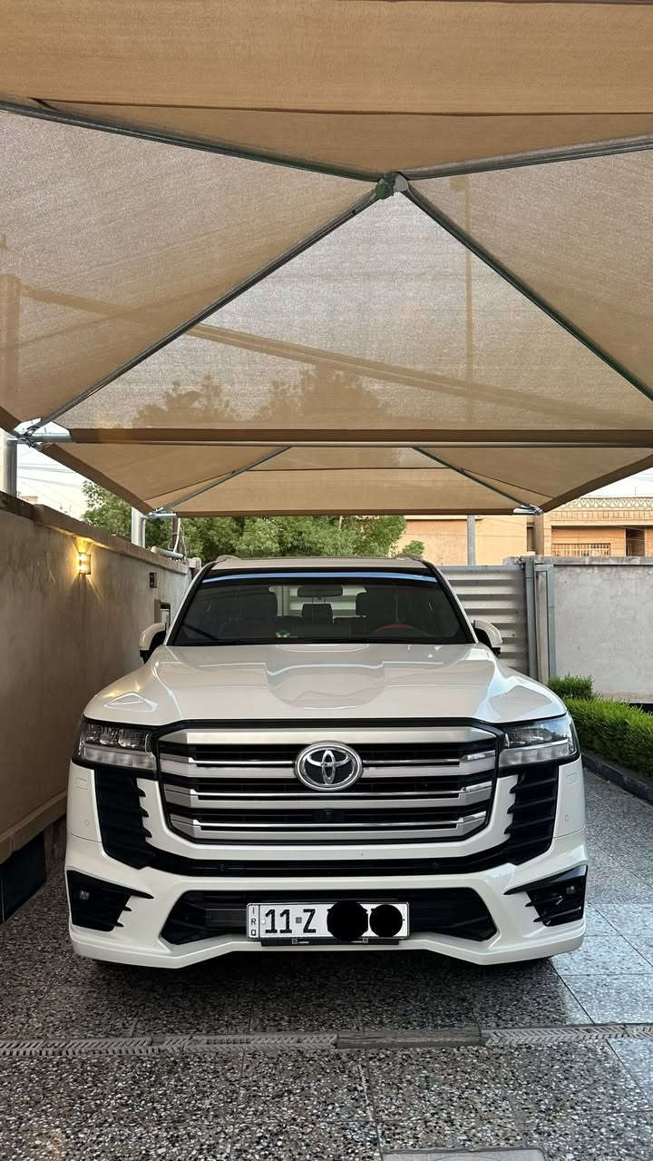السلام عليكم للبيع فقط
لاندكروز موديل 24 بريم
مواصفات Limited :
داخل VX بلادي 
كاميرات محيطيه 360 درجه
شاشه تدعم Apple Carplay
سايد بريك كهربائي 
ومواصفات الـ Limited المعروفه
السياره كفاله عامه 
السعر 69,000$ وبيها مجال بسيط
مكاني زيونه 
رقمي : ***********
