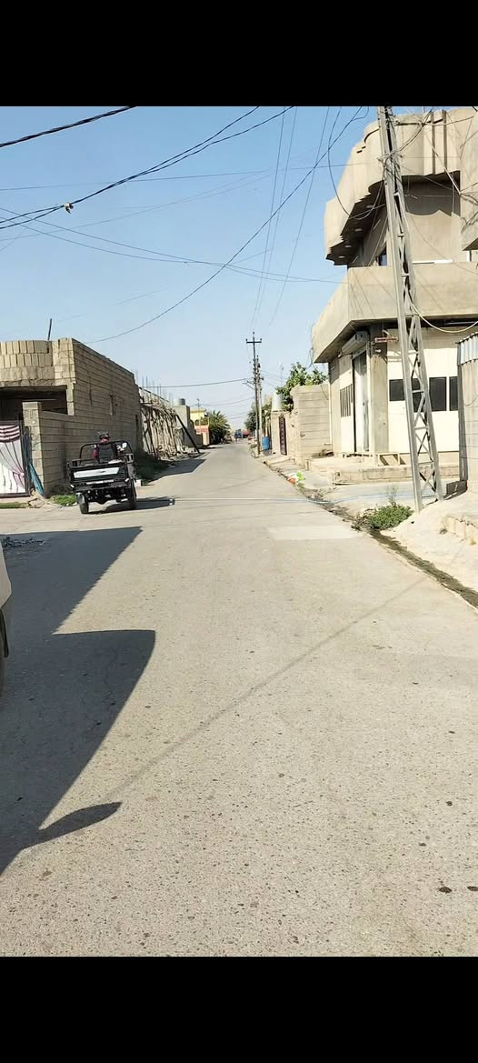 السلام عليكم البيت في منطقه الصالحي قريب على الشارع العام مساحه 200 متر
ويحتوي على اربع غرف منها ماستر مع ترك دبل صطه البيت بناء اساس مسلح مع رباط  خلفي ومخزن صغير نقوصاته لبخ بياض سيراميك مصبوب صبه لاش
***********

نص مكتوب في الصور:
- ٤ آب ٢٠٢٥ ٣:٢٨ م ٠٠:٠٠ / ٠٢:٤٦ المزيد حذف تحرير المفضلة مشاركة