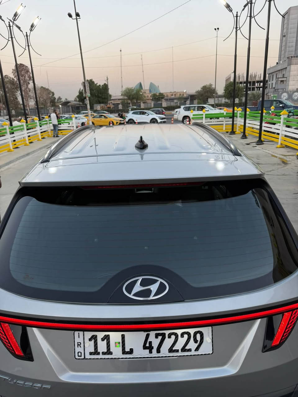 •  محرك 2500 GDI MPI اقتصادي و كير 8 سرع
•  نظام مراقبة النقطة العمياء (Blind-Spot)
•  رادار امامي والتنبيه من حركة المرور الخلفية (رادار خلفي)
•  نظام تحديد المسار و محافظة على المسار (lane assist system)
•  كروز تفاعلي (Adaptive Cruz control)
•  تشغيل ذكي (بصمة) وتشغيل عن بعد.
•  تدفئة في المقاعد الأمامية.
•  كرسي السائق كهربائي مع التحكم بأسفل الظهر.
•  نظام التبريد قطعتين 
•  عليها منظومة غاز zavol ايطالية حكومية رسمية مع ورقتها الصفراء شد جديد
•  (اندرويد اوتو و ابل كار بلي) Android auto & Apple carplay wireless 
و باقي المواصفات المعروفة للتوسان، سيارة نظيفة و نصبتها حلوة و مناقصها شي، حادثها جانبي مذكور بالصور نفس القطع معدلة عالبارد
165 و بيها مجال للشراي
***********
