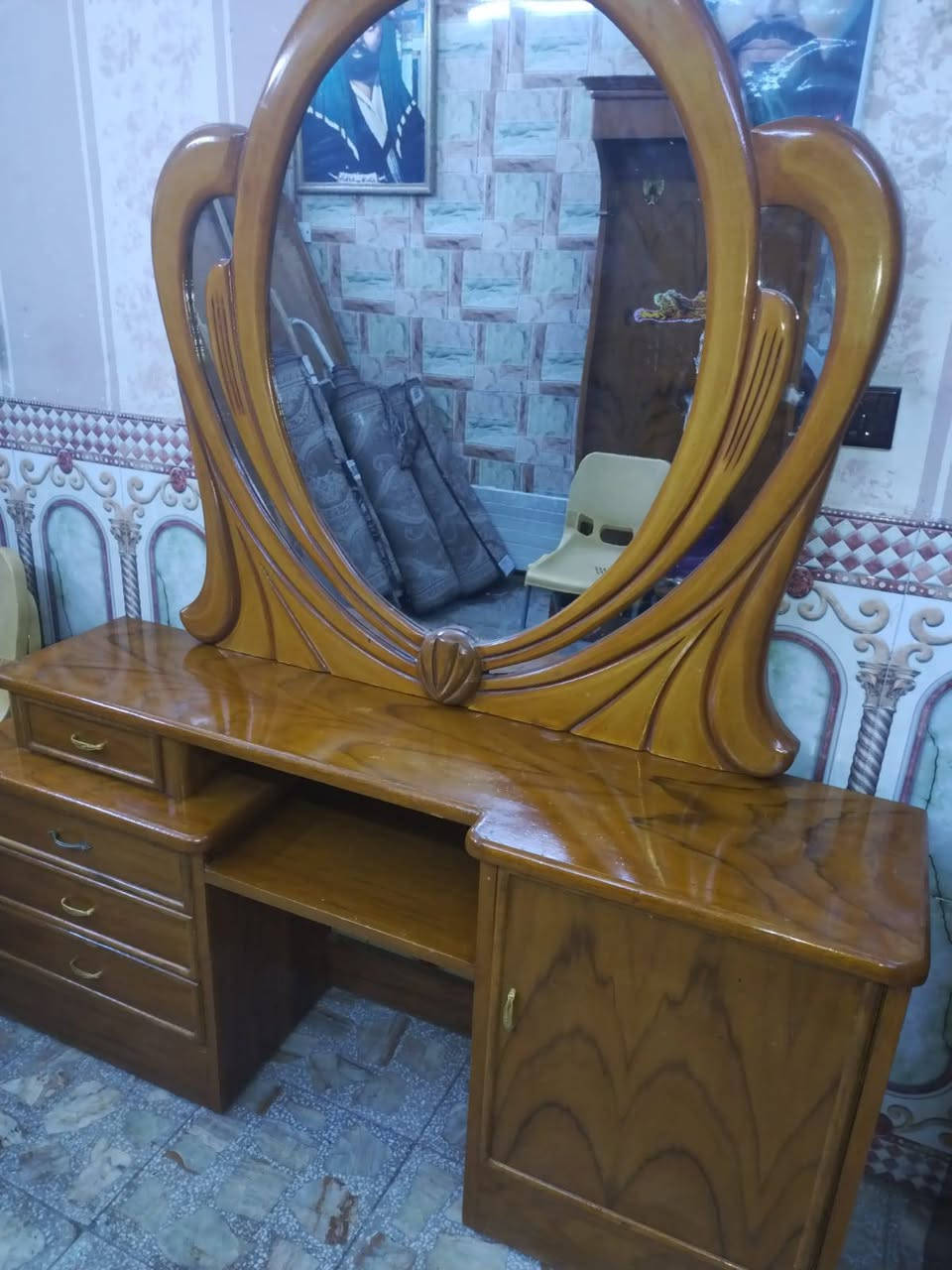 السلام عليكم 
ميز تواليت صاج نظيف سعر 90 بي مجال 
دوشك نفرين نظيف سعر 75 بي مجال 
طباخ شغال ونظيف سعر 75 بي مجال 
ميز تواليت نظيف سعر 60 بي مجال 
مكان بغداد المشتل ***********
