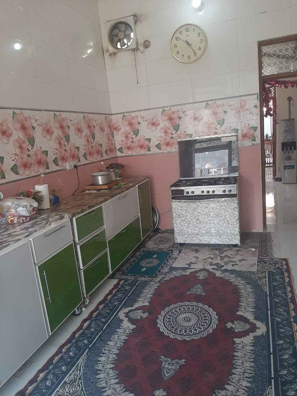 مشتمل ١٥٠م للبيع حي الكرار ٠قرب صورة السيد الشهيد٠ بناء طابوق ٠سقف مسلح٠ارضية كرانيت٠غرفة نوم ٠مطبخ٠هول ٠استقبال٠صحيات خارجية ٠خدمات كاملة ٠تبليط ٠مجاري٠
الاتصال ***********
***********
حجي حامد٠٠
