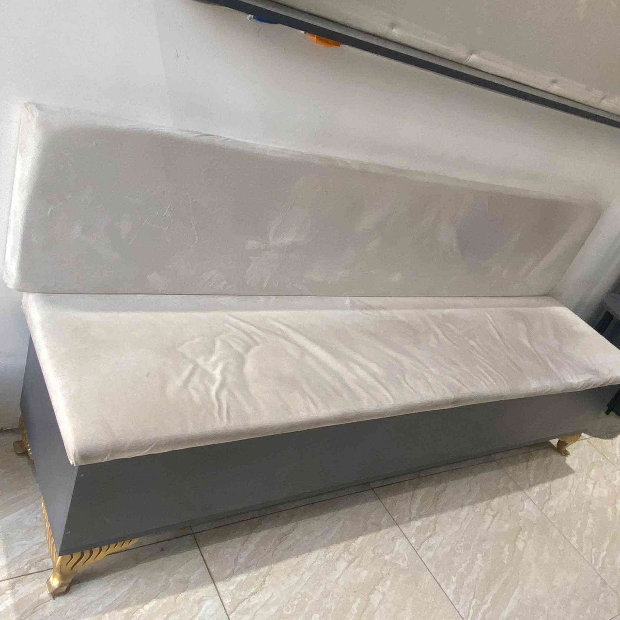 سلام عليكم غراض محل لبيع شلع 
فاترينات جدار عدد ٤ القياس 
مترين 120x
فاترينات ارضيه عدد ٣ ومن ضمنهم وحده بيه مجرات القياس 150x75
فاترينات عرض عدد ٢ القياس ارتفاع مترين والعرض ٨٥ 
زاويه عدد واحد 40x40 والارتفاع ٢٠٠
طبلات عدد ٢ 
قاصه عراقيه حجم كبير 70x100
قنفه عدد واحد
سعر الكلي للغراض مليونين وربع 
وسعر القاصه ٥٥٠ الف 
***********
