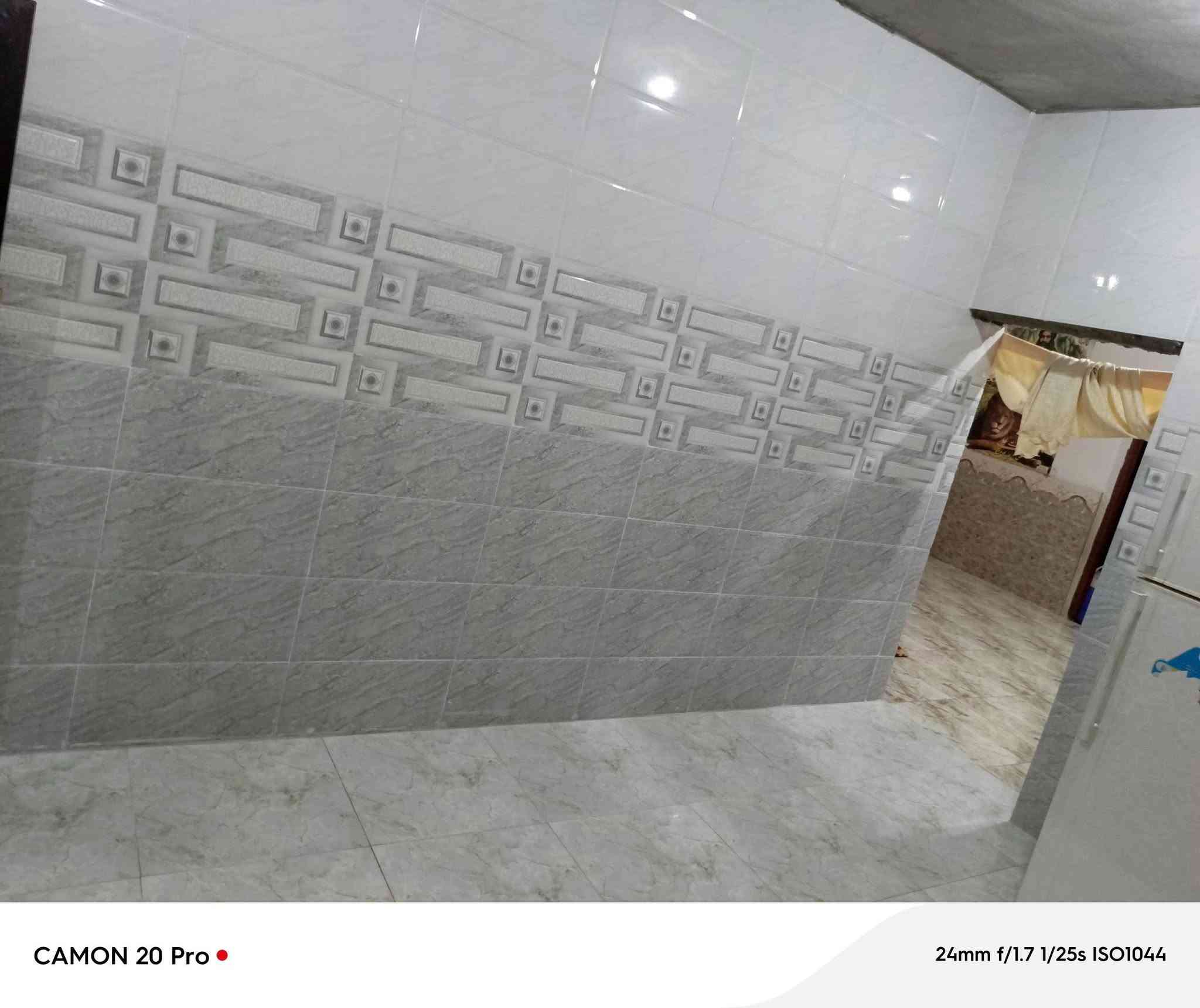 دار سكن للبيع المساحه 180متر في كربلاء طريق كربلاء طويريج مقابل جامعه العميد الجديده مقابل فرع الابراهيميه يبعد عن طريق الزوار كربلاء طويريج 150متر يبعد عن الامام اربعه كيلو متر 
تتكون الدار من غرفتين نوم وصاله وحمام داخلي واستقبال ومطبخ وحمامات خارجيه وكراج سياره الشارع 10متر خط مولد ذهبي وعمود الكهرباء بالباب جاهز للسكن للاتصال 
***********
السعر اتصل وبيك خير ودلل واذ تريد بيتين طبك هم اكو بيت طبگ وياه ينباع

