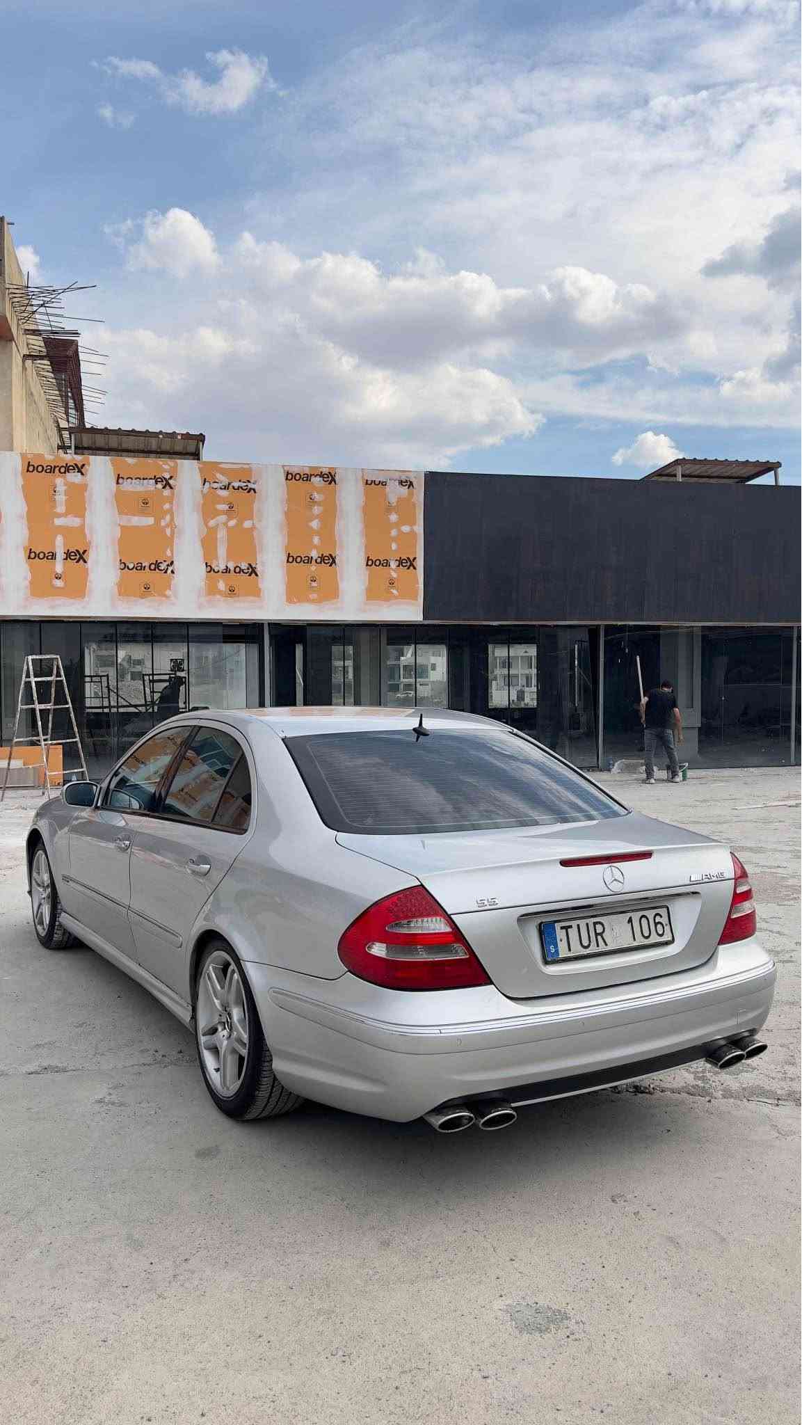 میرسدس e class 240 2003 v6دەحامی بۆ دەحامی كرایتە AMG بە شەرت مەنەفێست ئەوەروپی ئەسلی  گێرو مەکینەی لۆک لۆکە بەشەرتی فەعس، لێدراو بەشەرت  سەقفی و حیزام بەشەرت شوختوو چاڵوچۆڵی نیە هەتا نەیبینی نازانی چەند خاوێن و جوان ماوەتەوە لەسەر دەقی شەریکەیە، یەک دینار مەسرەفی تێدا نیە 
 سحری ٧٧وەروقە و مەجال 
*********** أربيل, العراق
